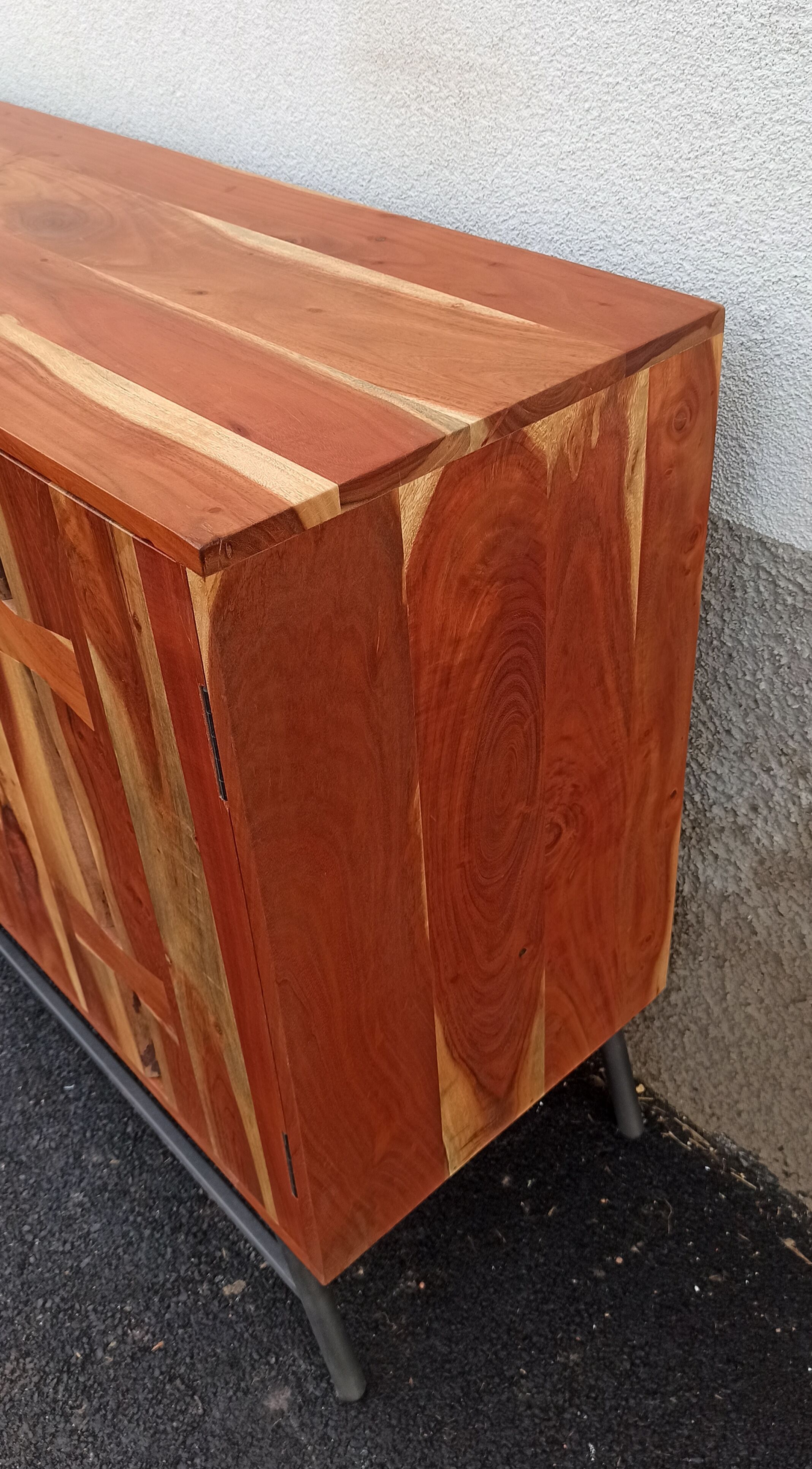 Buffet en bois avec deux portes, un tiroir et deux niches