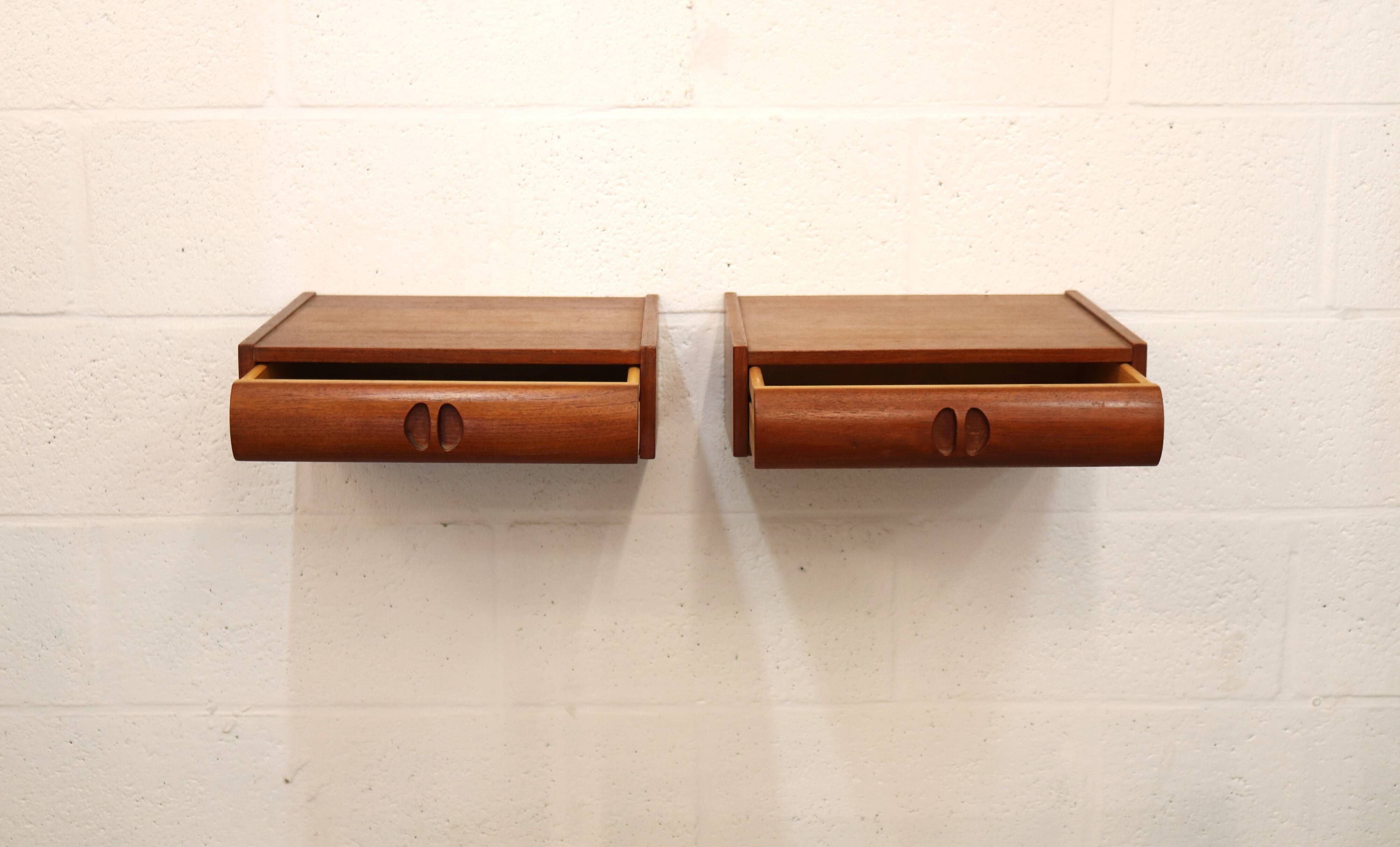 Set of vintage floating nightstands in teak with drawers *** Denmark 1970