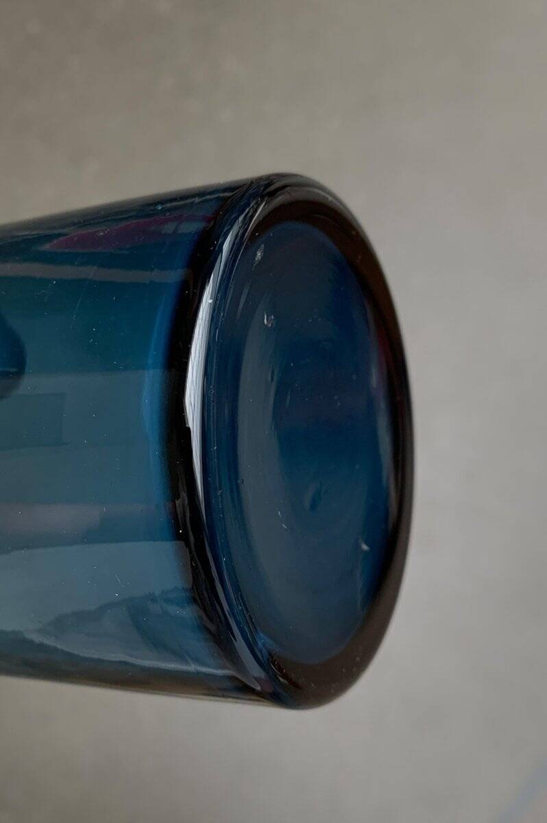Vase en verre bleu vintage avec ornement de sceau