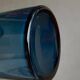 Vase en verre bleu vintage avec ornement de sceau