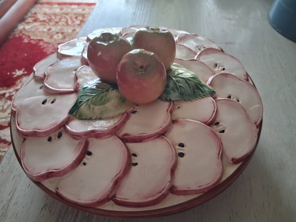 Pie dish / Tatin with a trompe-l'œil lid in slipware – Apple decoration