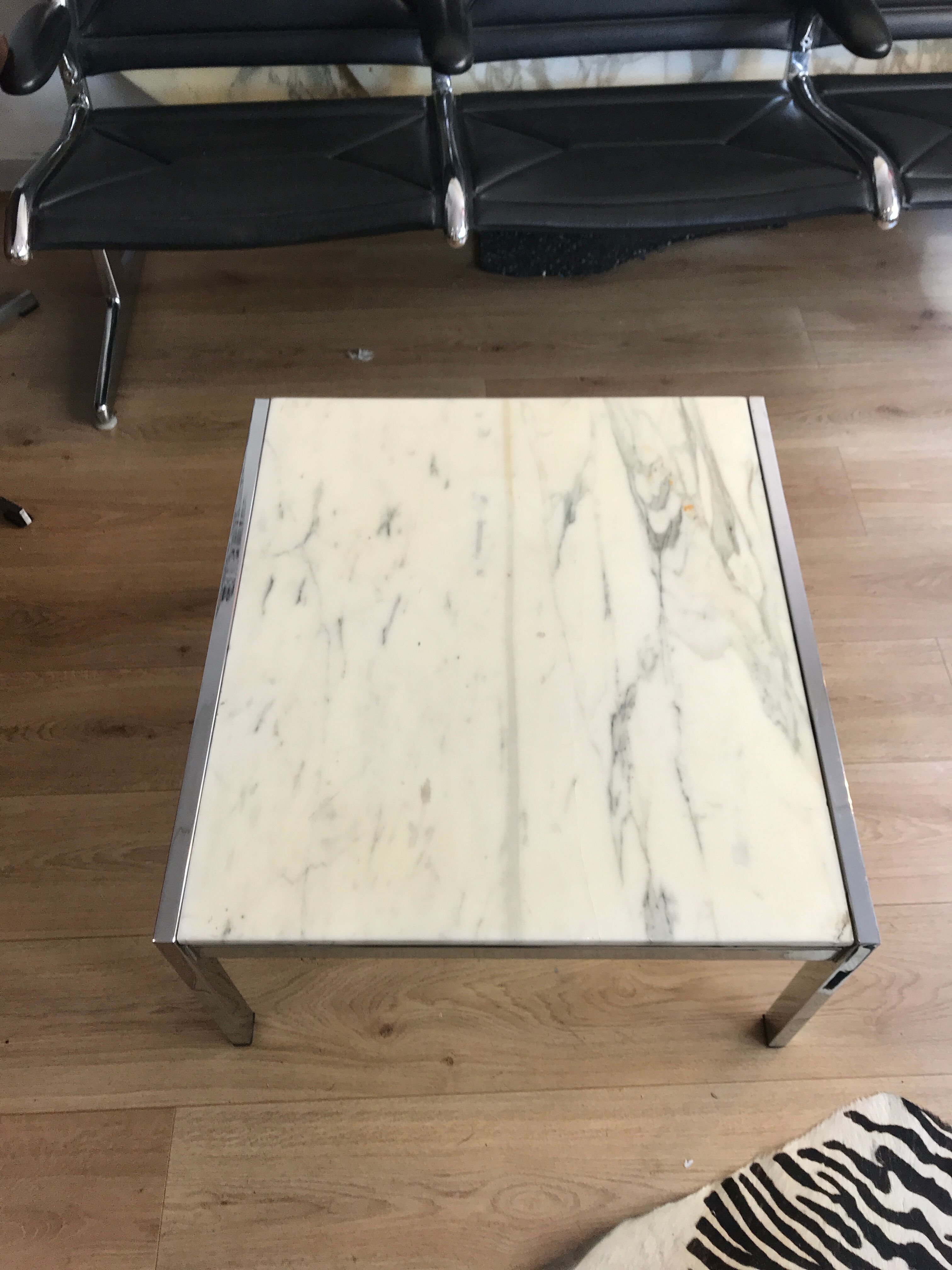 Table basse en marbre de Calacatta et structure  chromée circa 1975