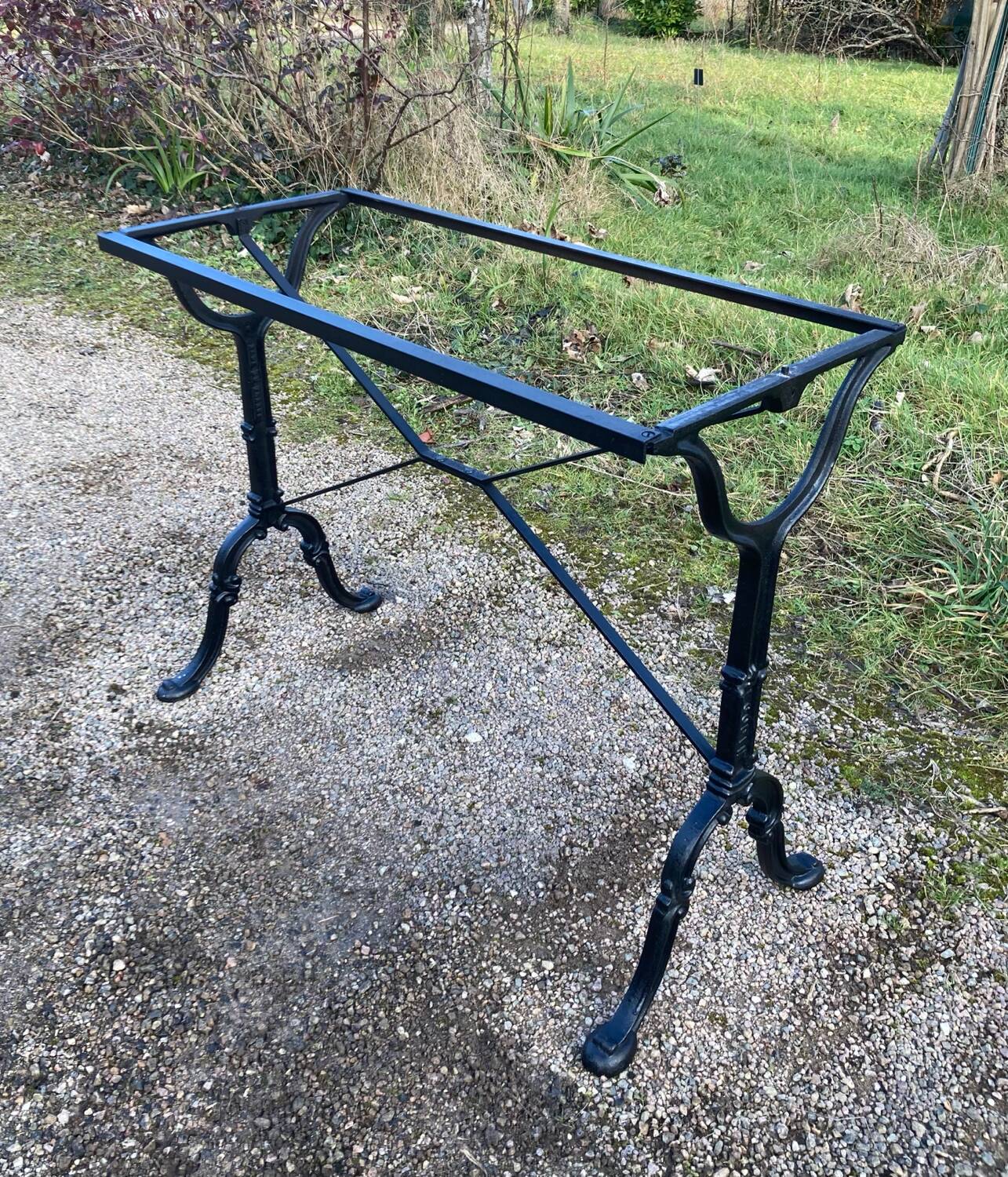 Godin bistro table in white marble and cast iron base made in france