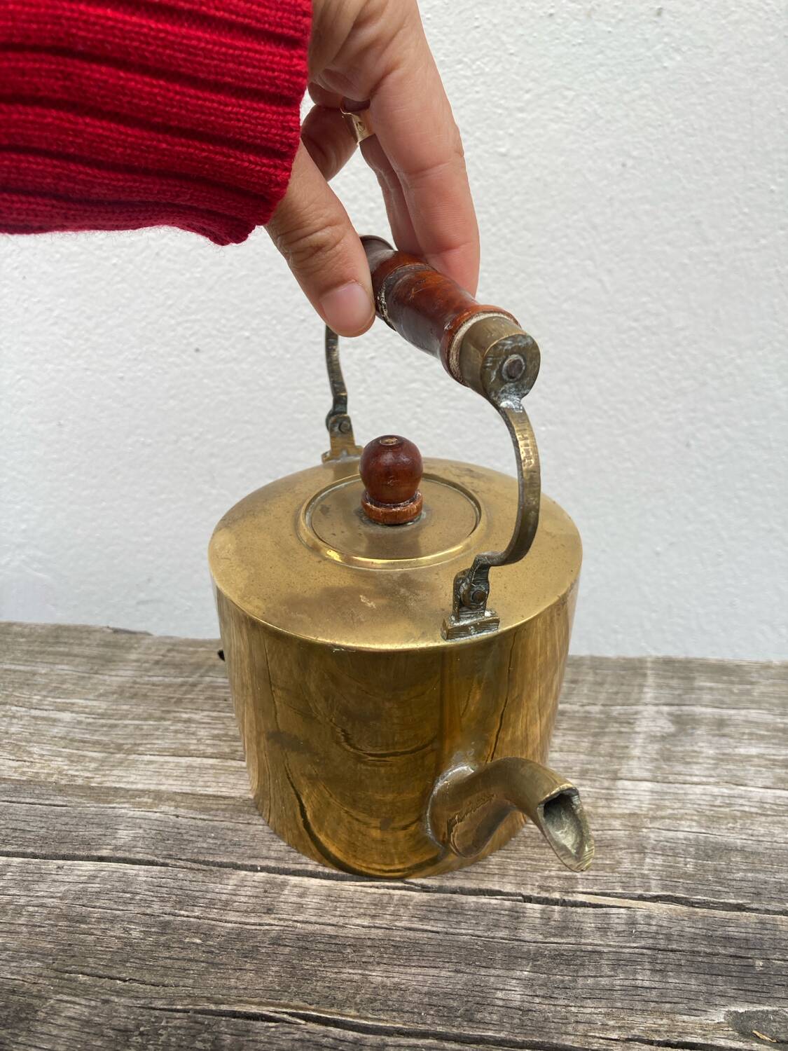 Théière en laiton dorée et bois