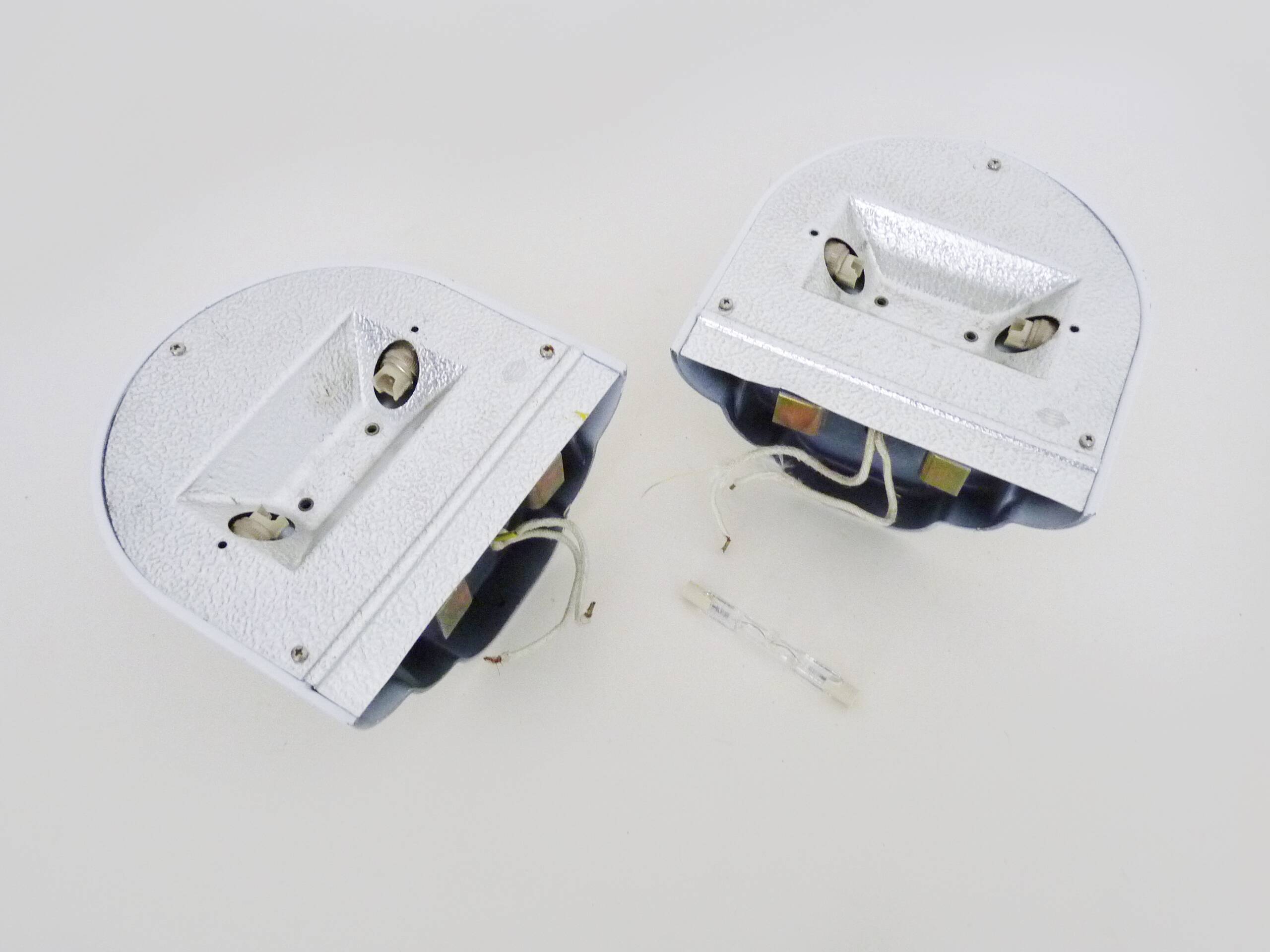 Pair of Art Deco style wall lights in white lacquered metal. 1980s