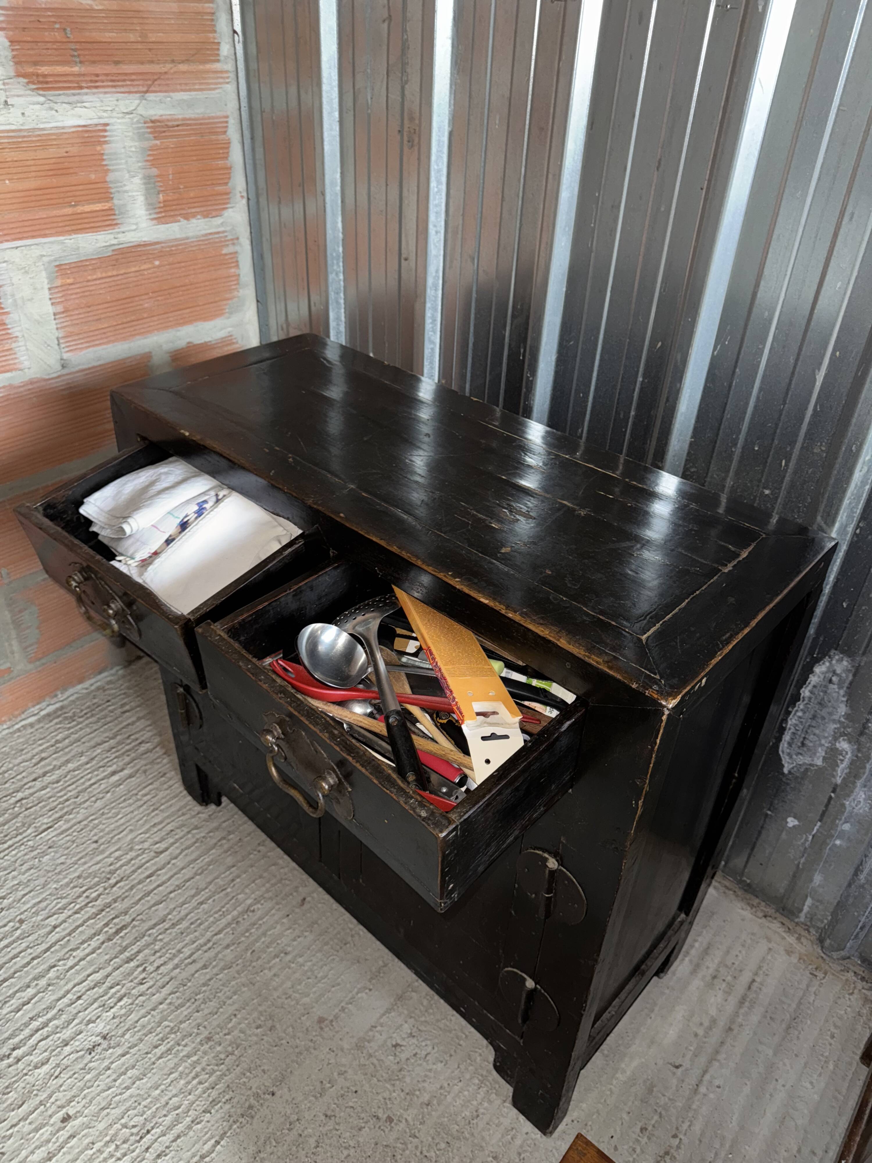 Antique Chinese sideboard. 2 drawers + 2 doors.