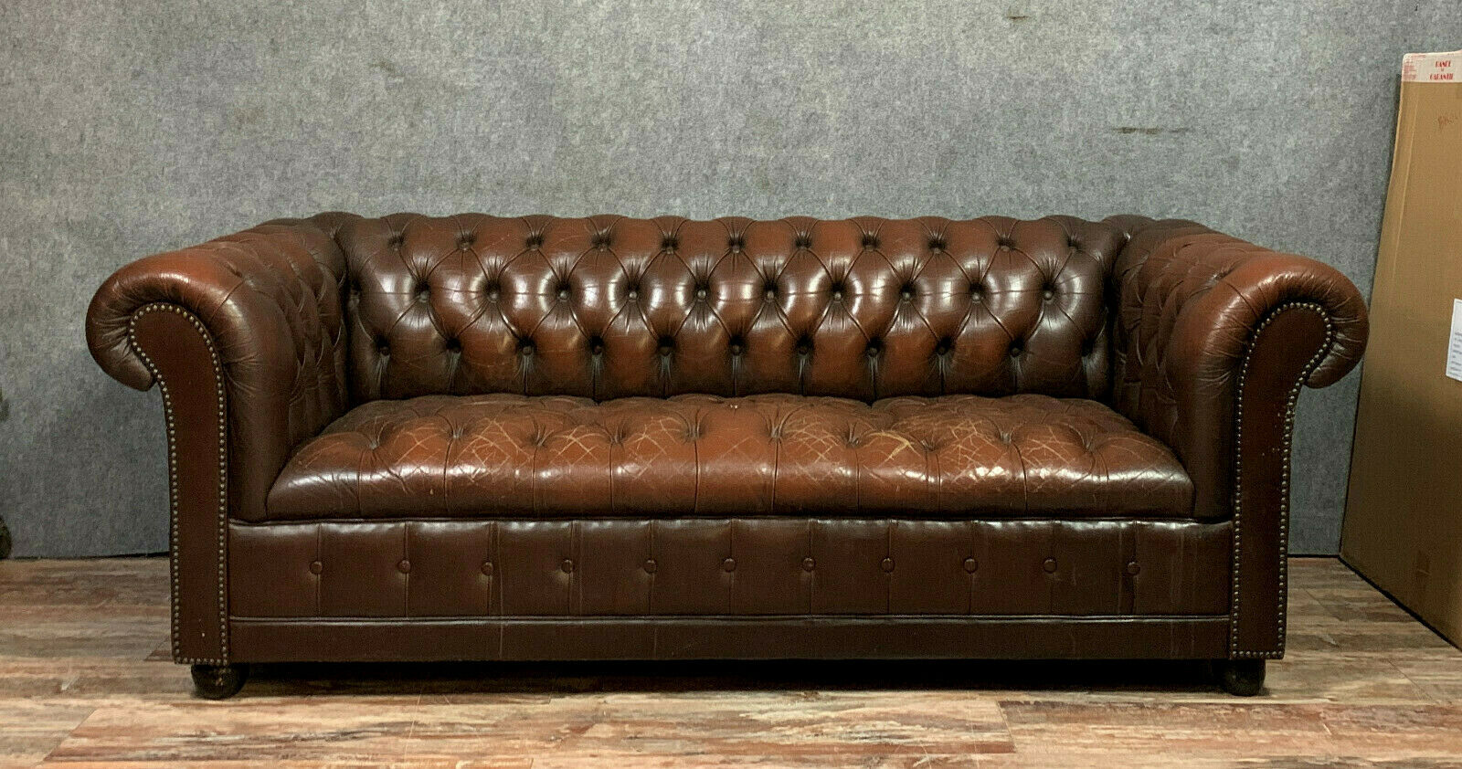 Chesterfield bench in Art Deco leather around 1920-1940
