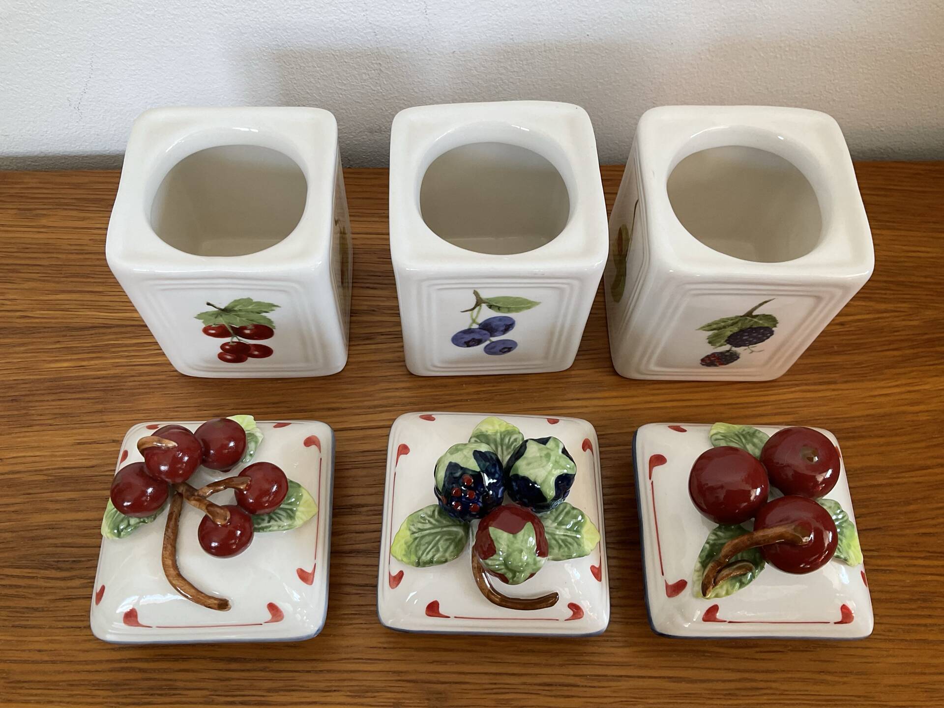Set of 3 Villeroy & Boch jam pots in faience.