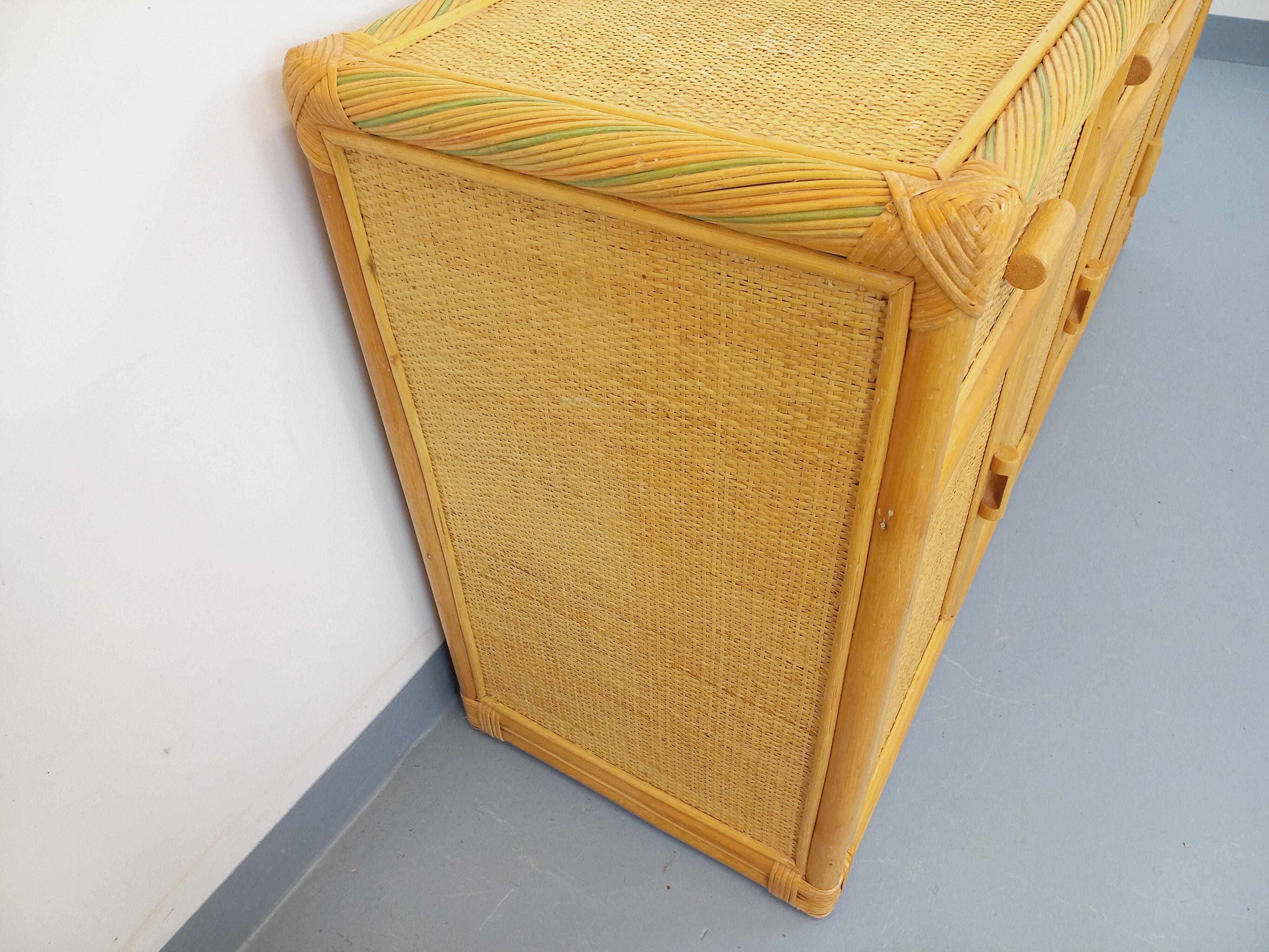 Vintage storage unit in rattan and woven rattan from the 1970s.