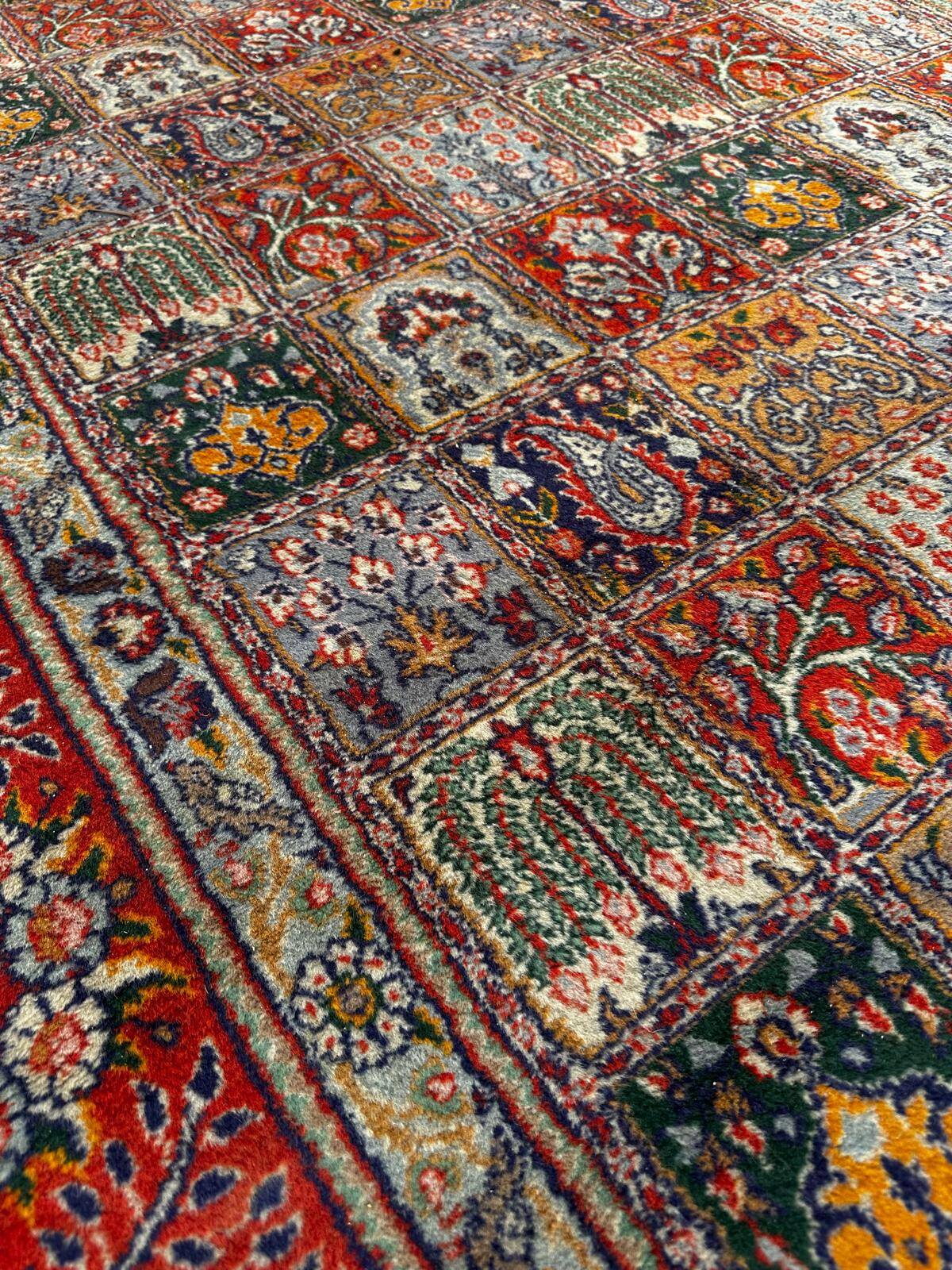 Persian carpet in wool and silk 2m x 3m