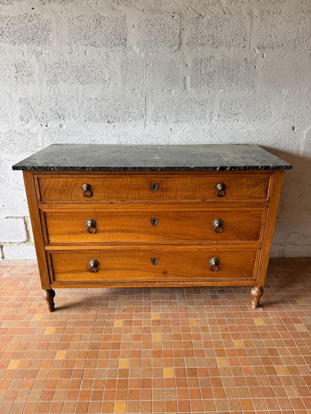 Commode ancienne en noyer
