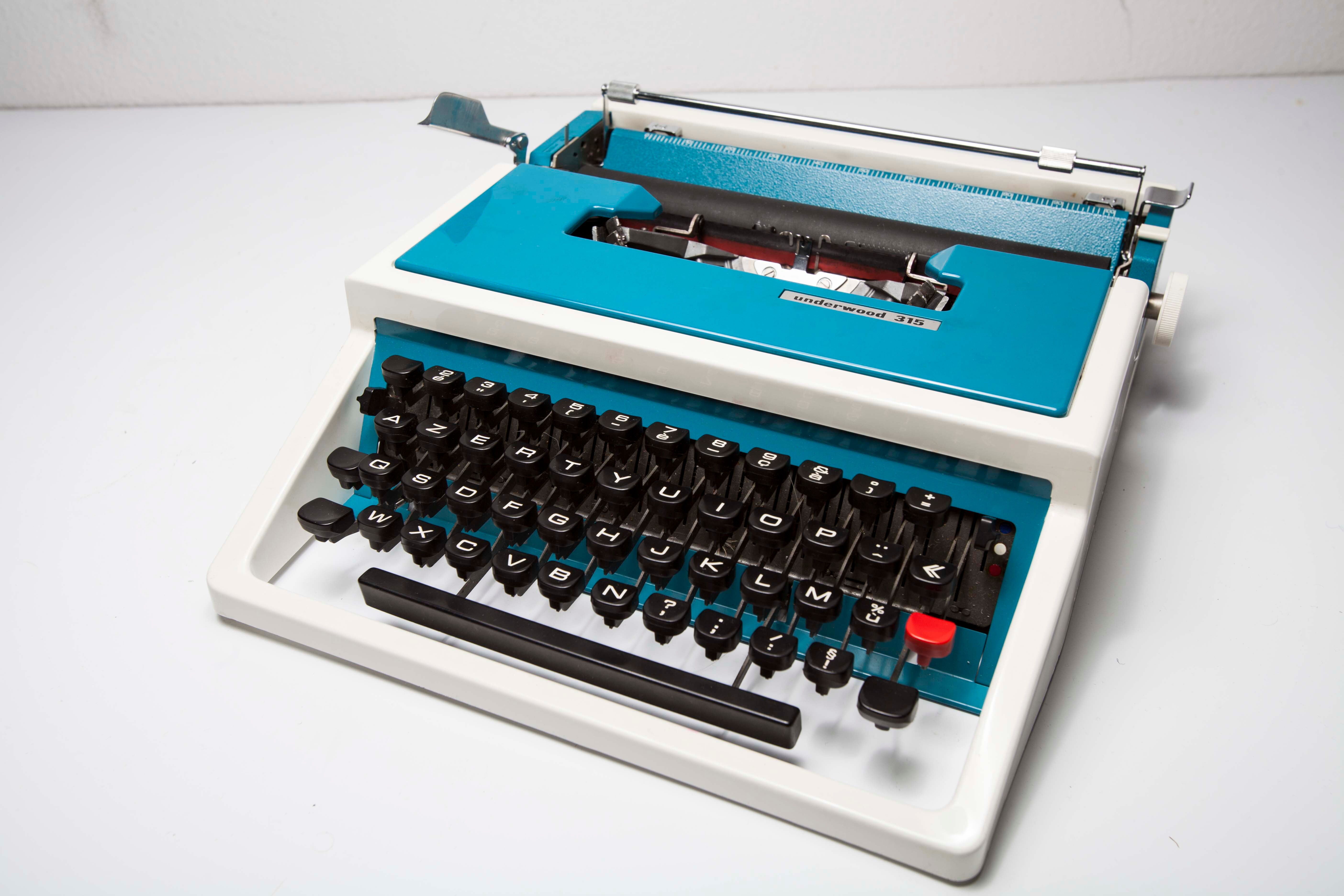Underwood 315 blue typewriter with satchel