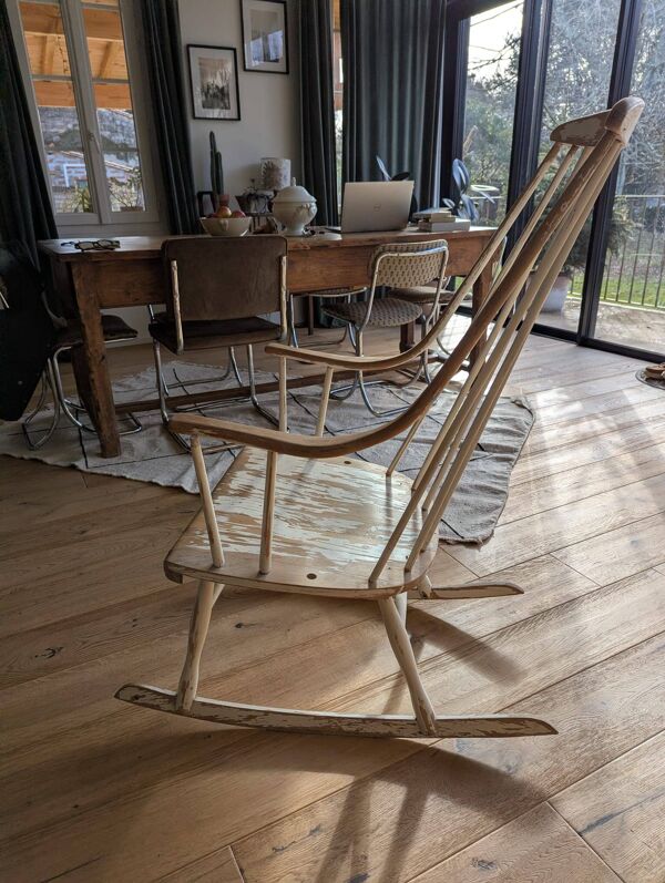 Fauteuil à bascule vintage en bois – patine d’origine