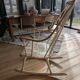 Fauteuil à bascule vintage en bois – patine d’origine