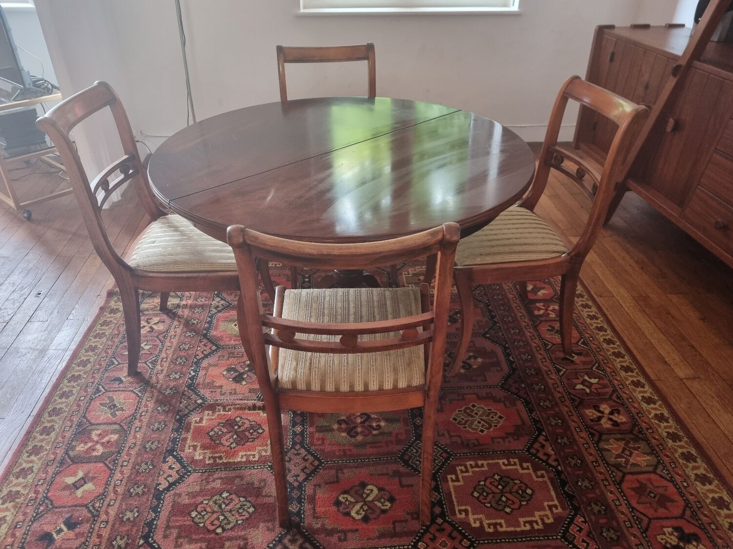 Dining room, round table and chairs