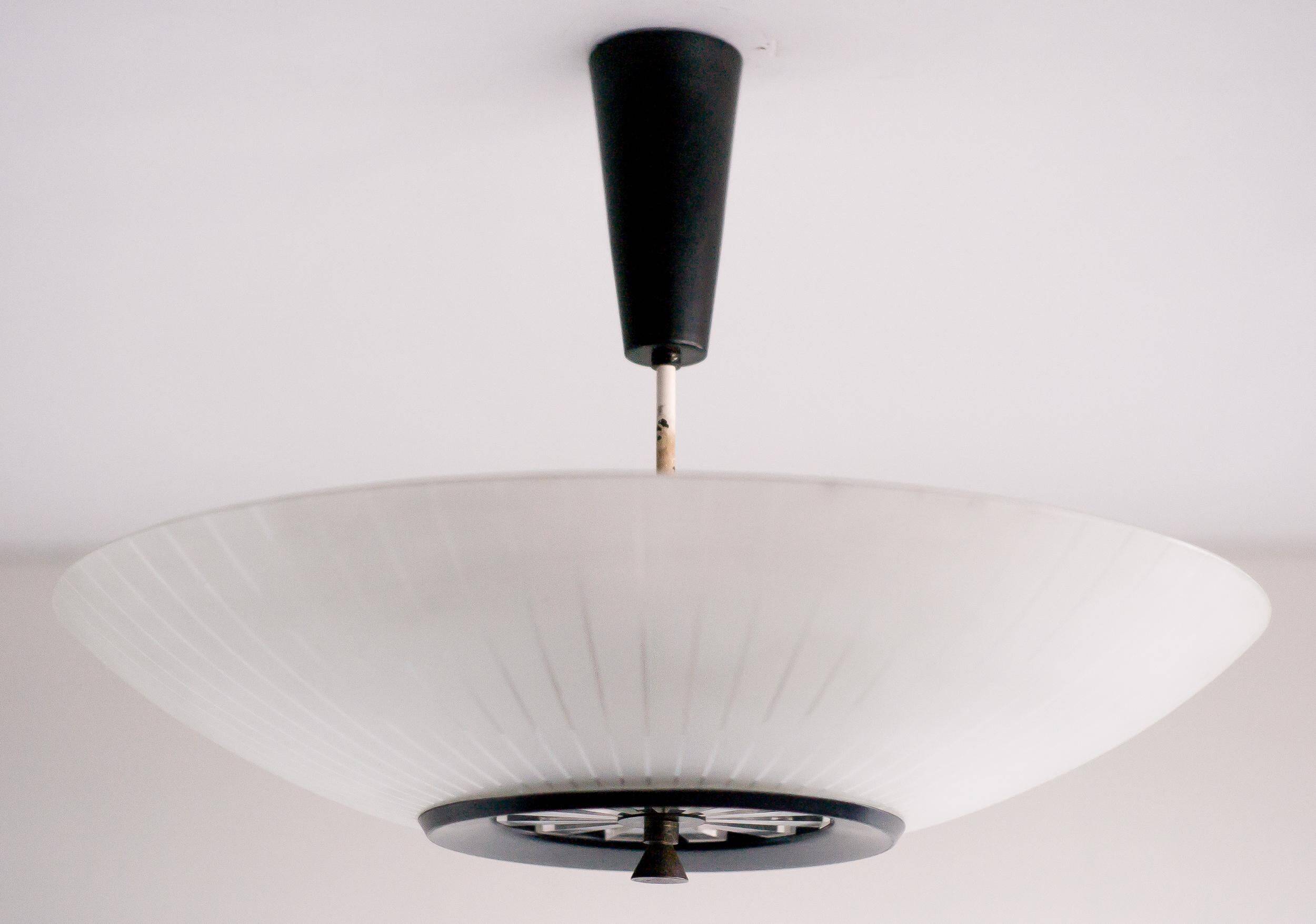 Suspension en verre de Louis Kalff pour Philips, icône de la modernité du milieu du siècle dernier