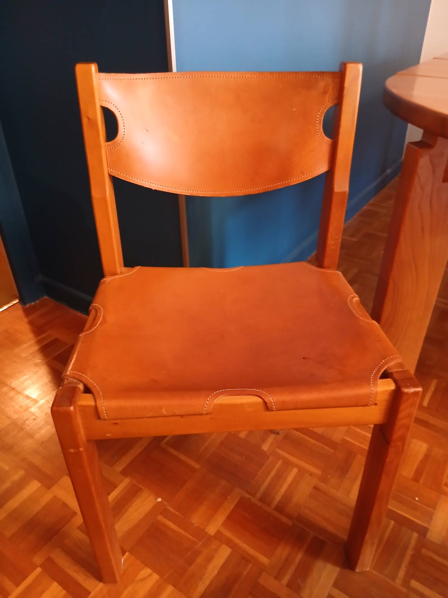 Maison Regain table ronde et chaises en orme massif