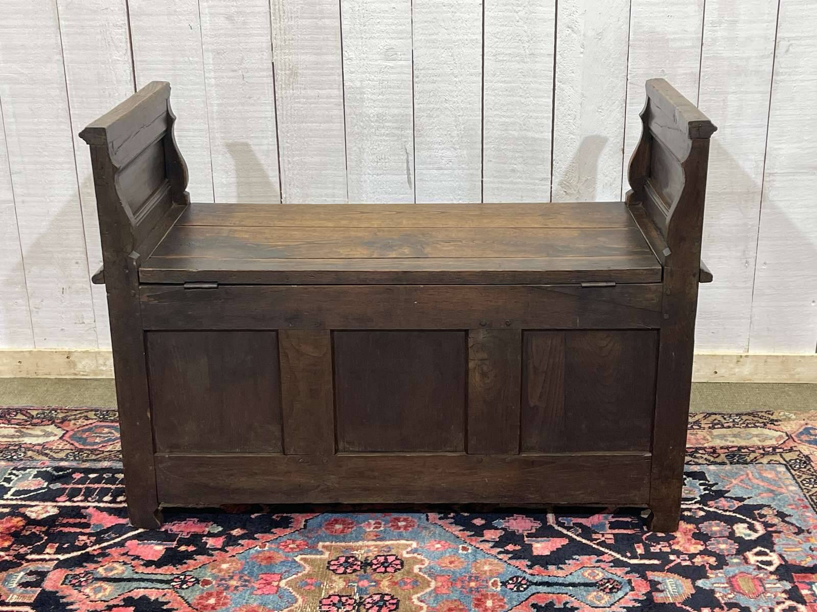 Breton bank chest from the early 20th century in oak and chestnut.