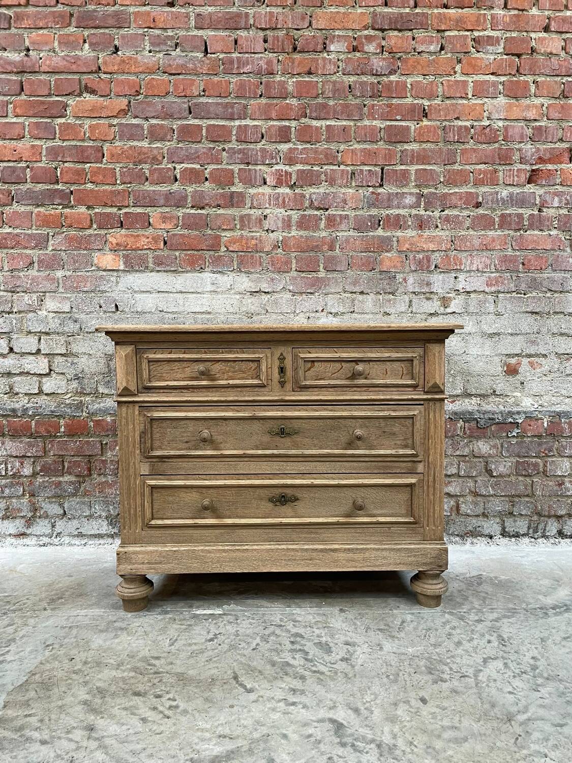 Commode en chêne blanchi avec 4 tiroirs