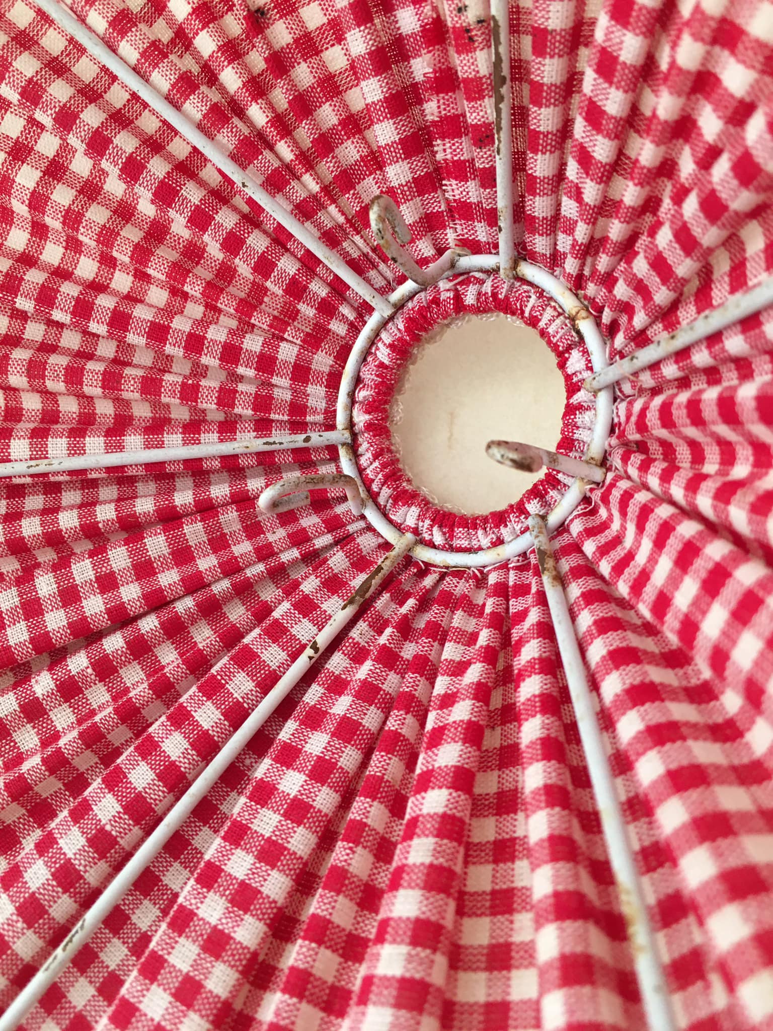 Lampshade in furrowed gingham red fabric and trimmings