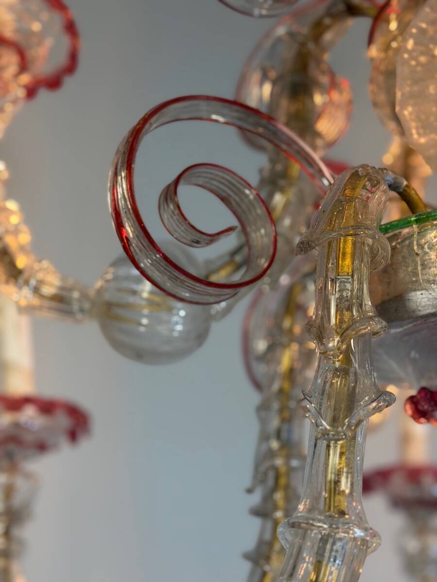Venetian Rezzonico chandelier in colourless and red Murano glass, circa 1900.