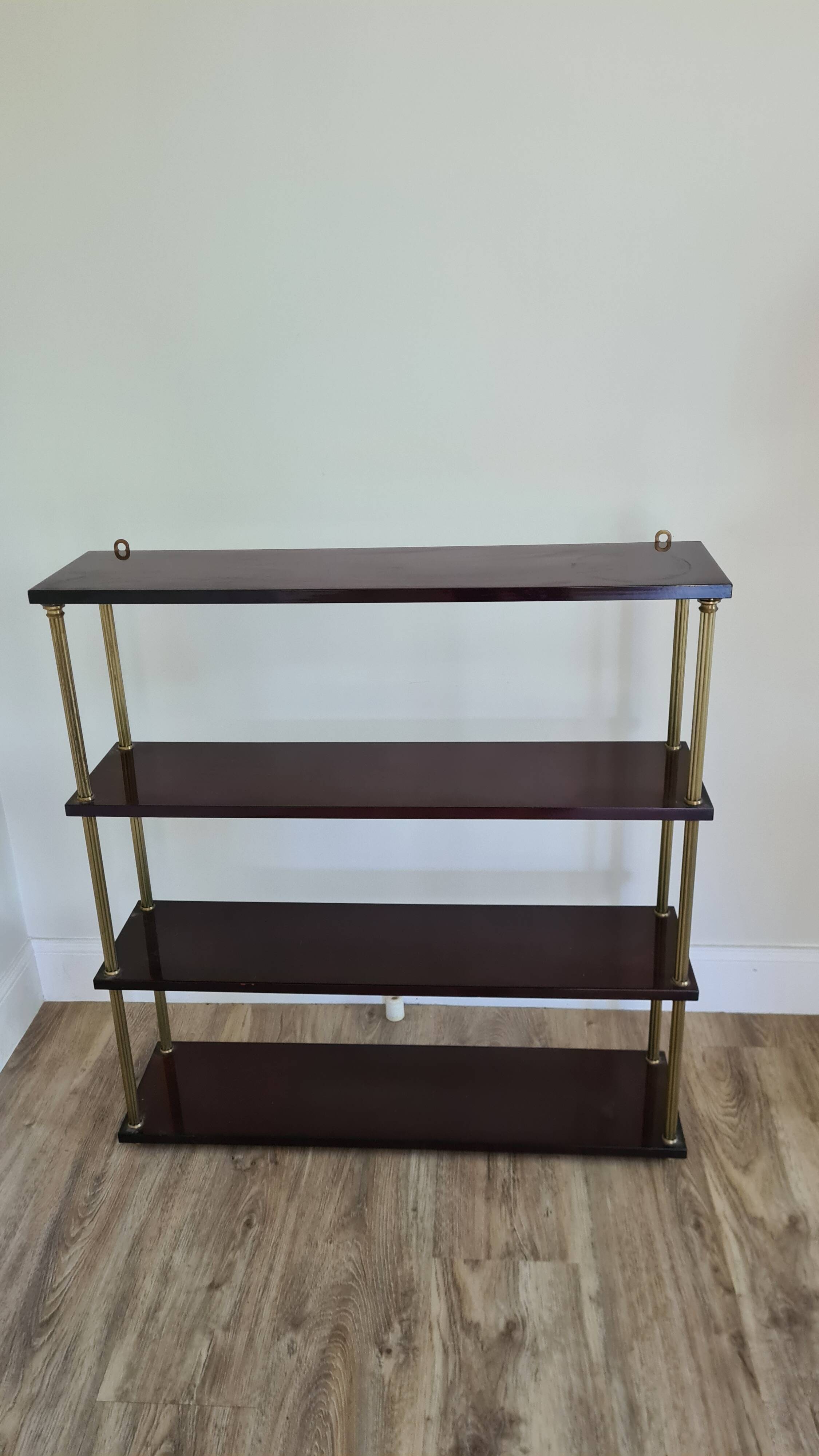 Grande étagère murale en acajou et laiton / années 60