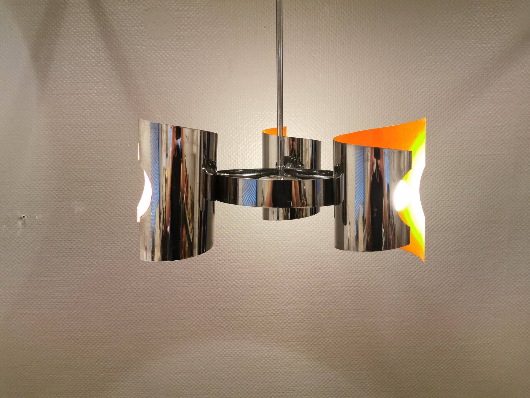 Hanging lamp in chromed metal with orange contrast lacquer and three light sources.