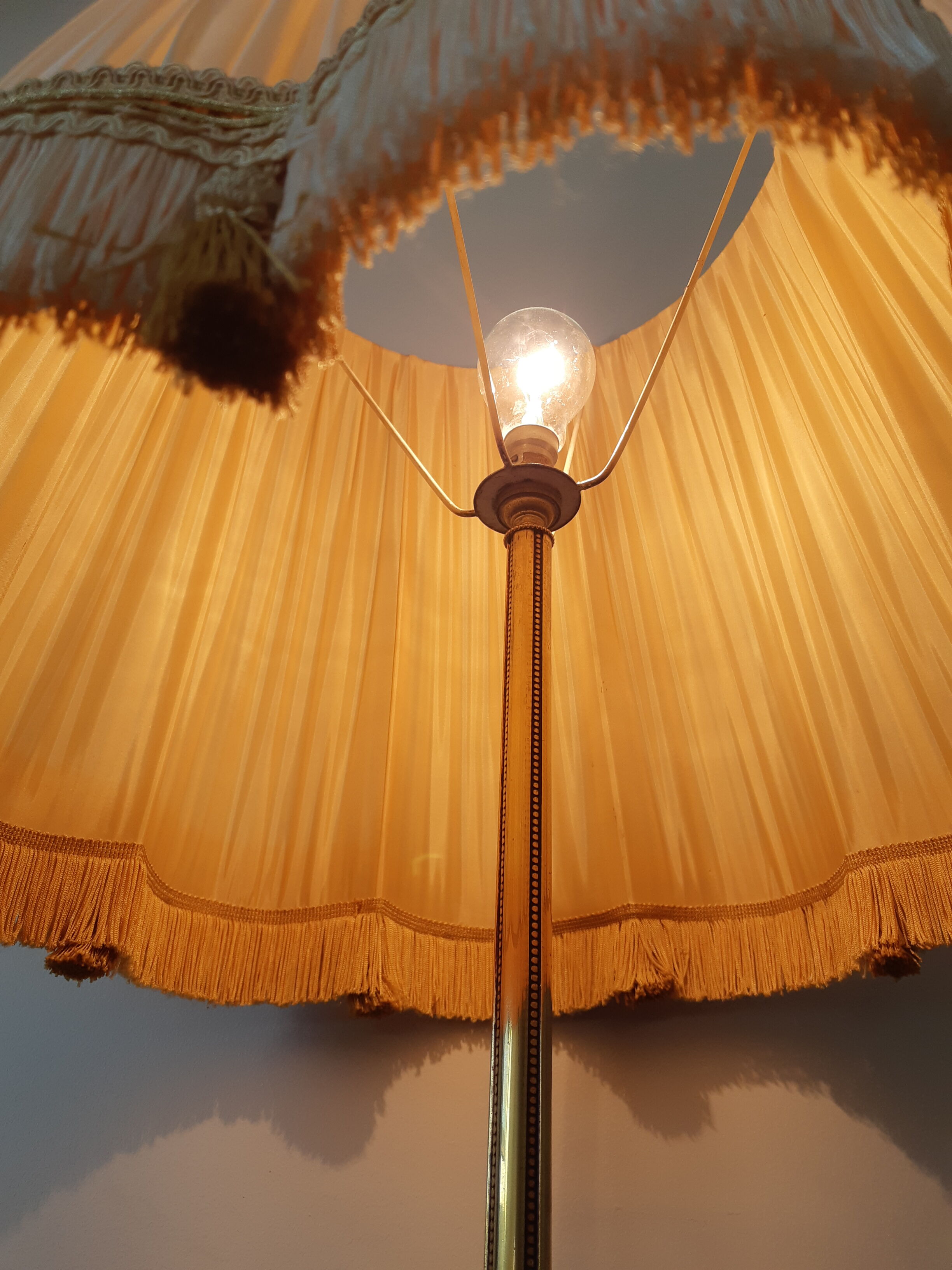 Tripod floor lamp in gilded brass, pleated lampshade, Louis XV style