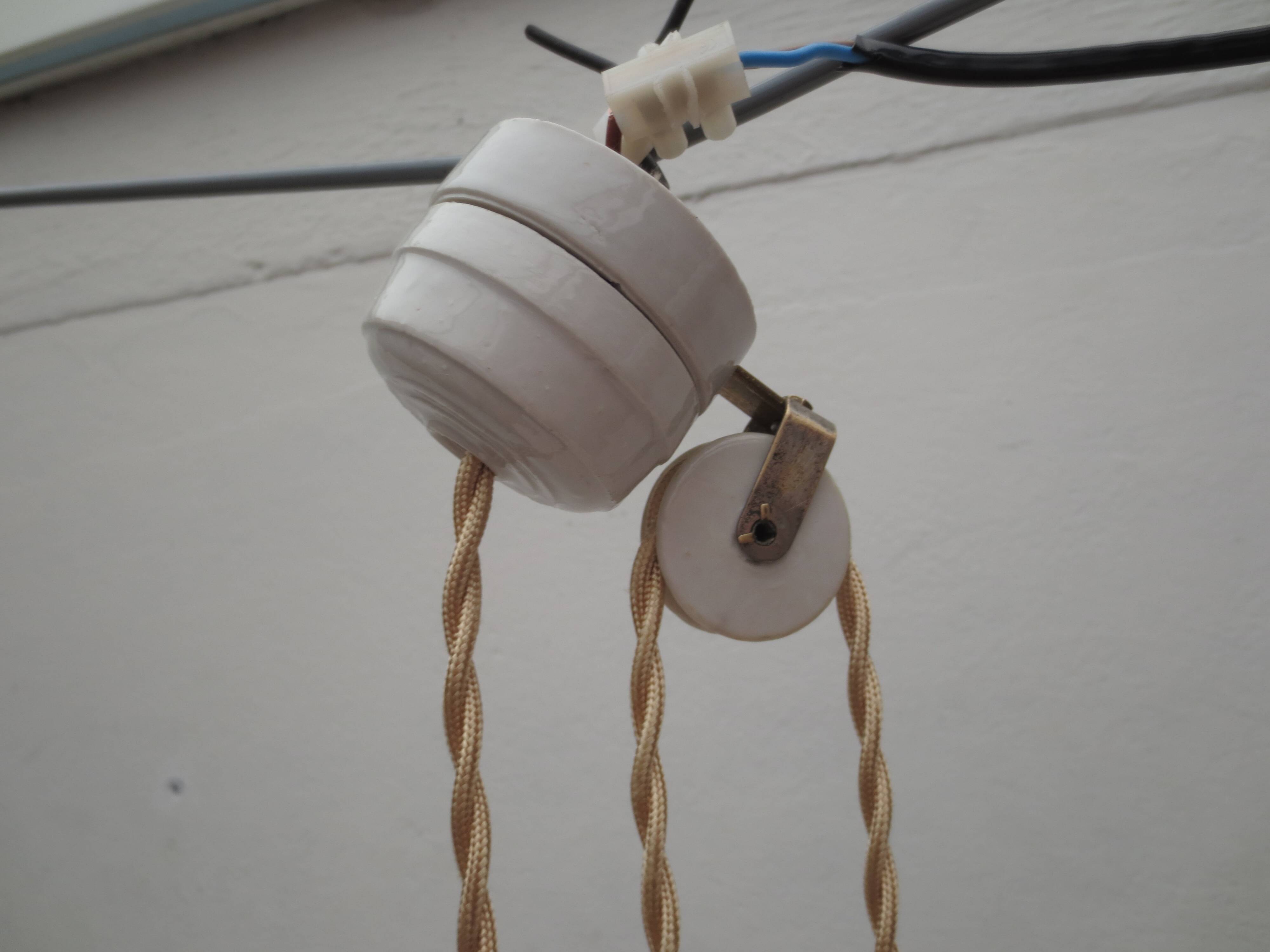Old suspension, said rises and falls with serrated white opaline