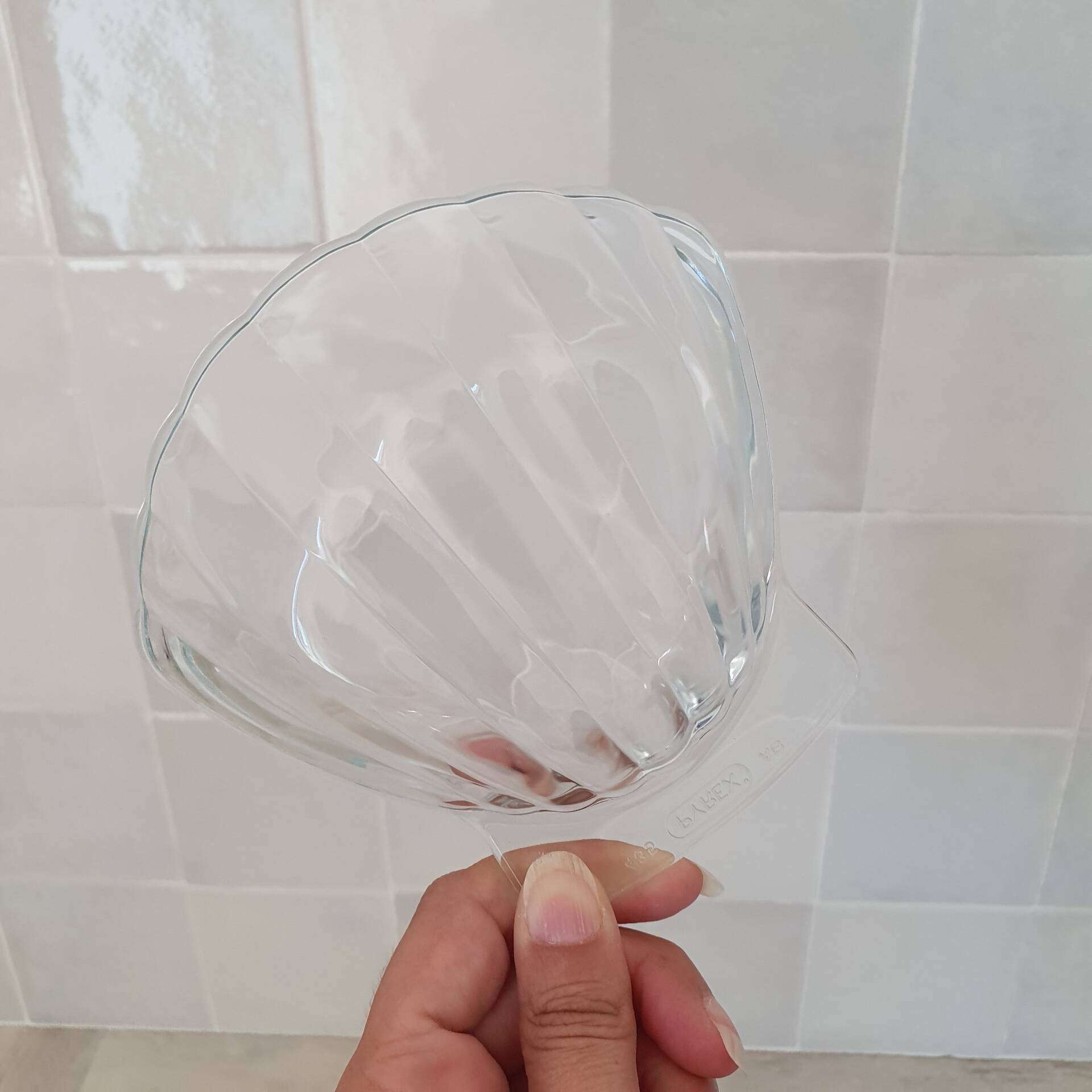 8 small shell-shaped ramekins in transparent glass