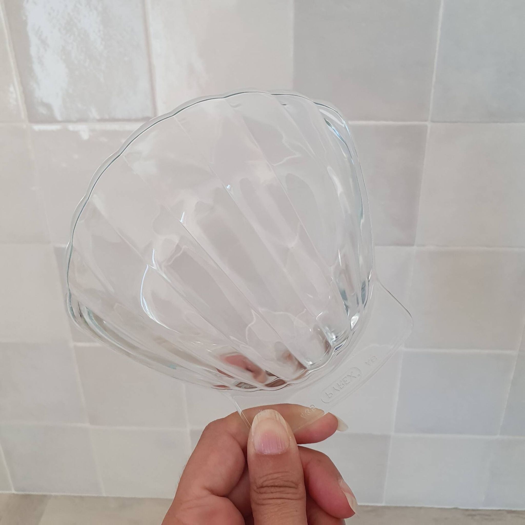 8 small shell-shaped ramekins in transparent glass