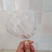 8 small shell-shaped ramekins in transparent glass