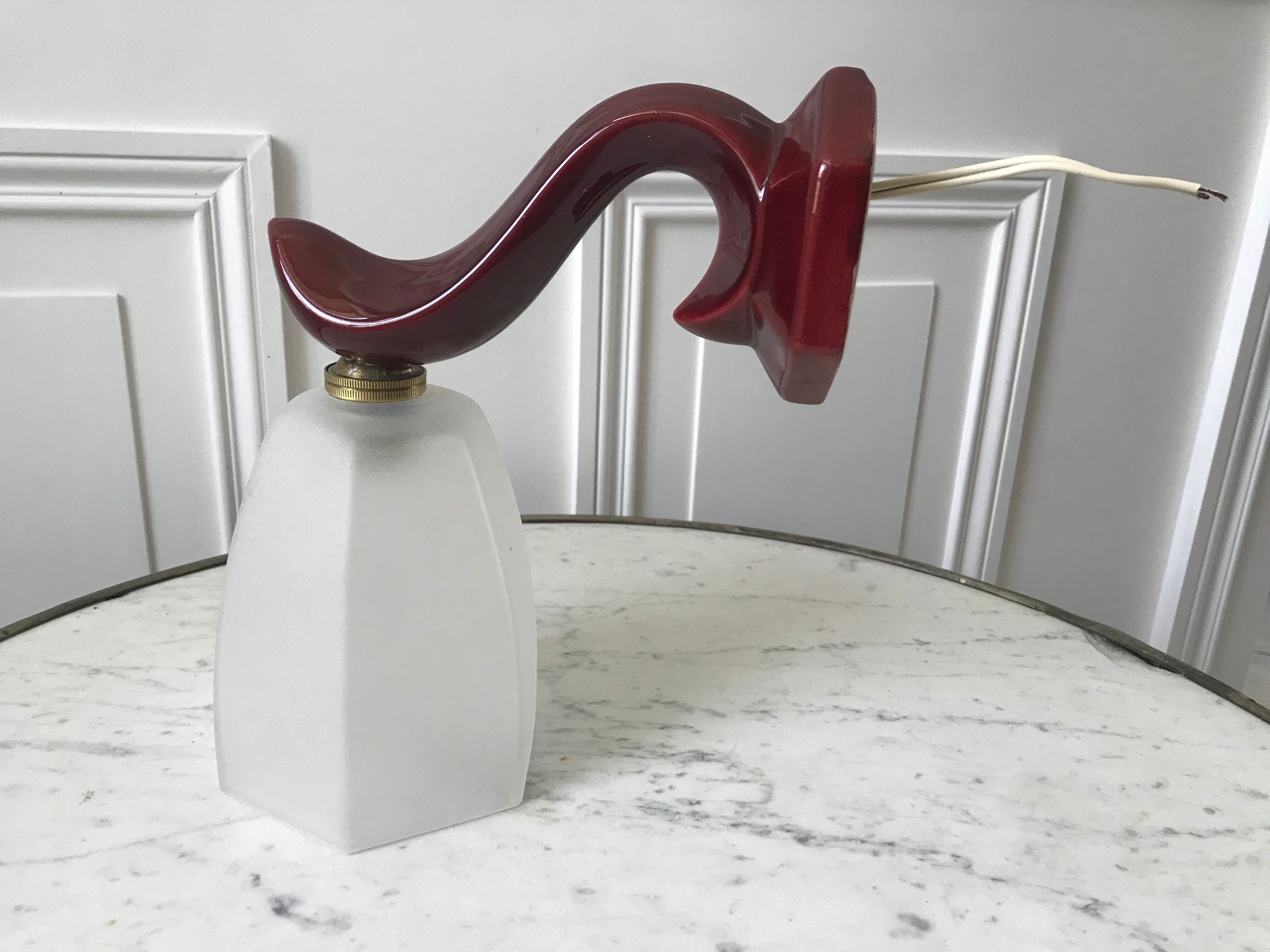 Art Deco glass wall lamp with burgundy porcelain support 30s