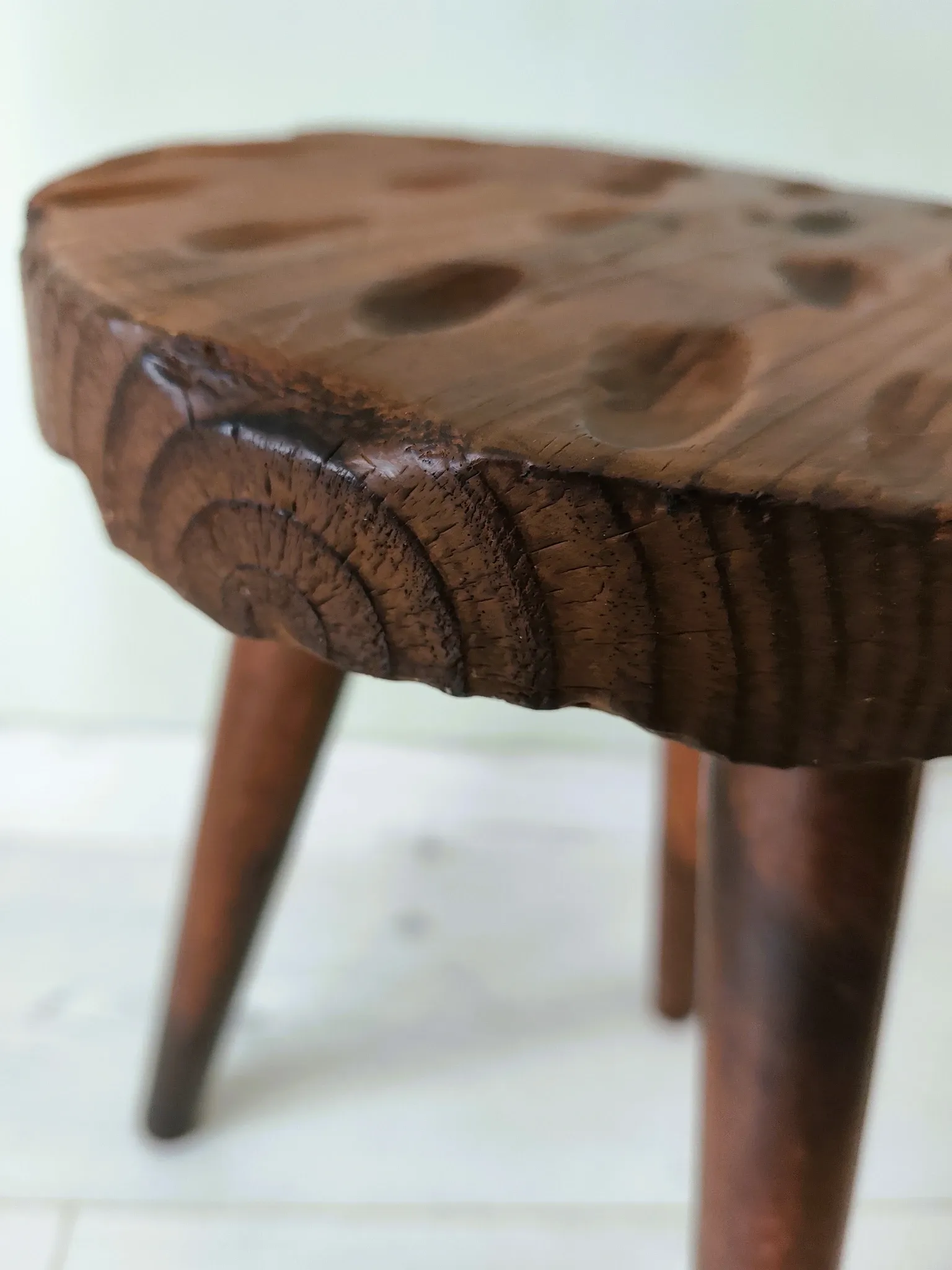 Tabouret tripode en bois patiné