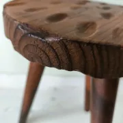 Tabouret tripode en bois patiné