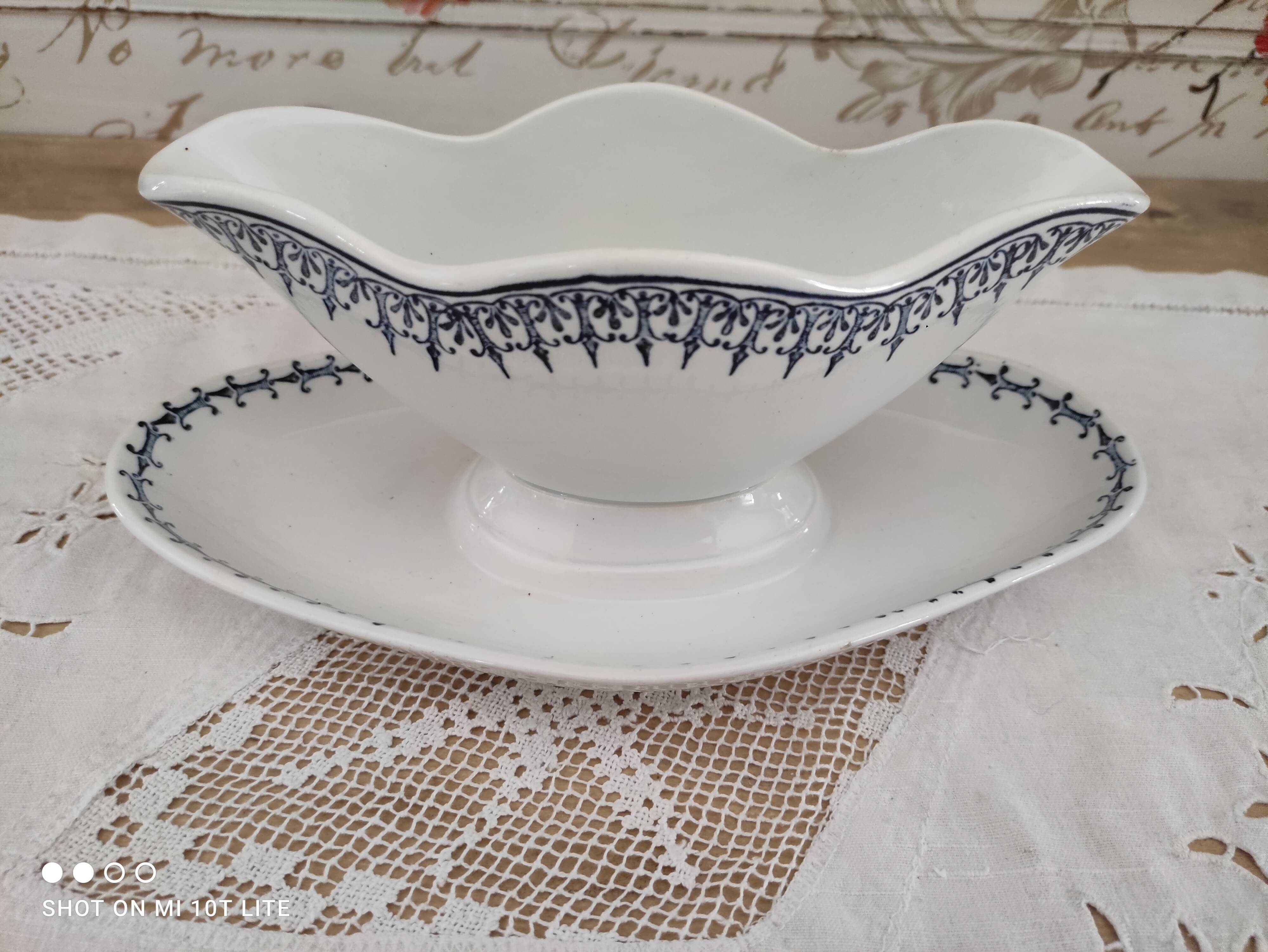 Saucière sur dormant Saint-Amand decoration frieze arabesques bleues