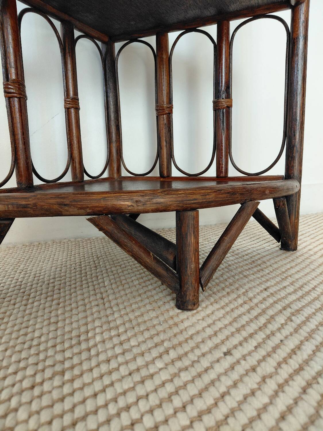 Corner shelf in rattan