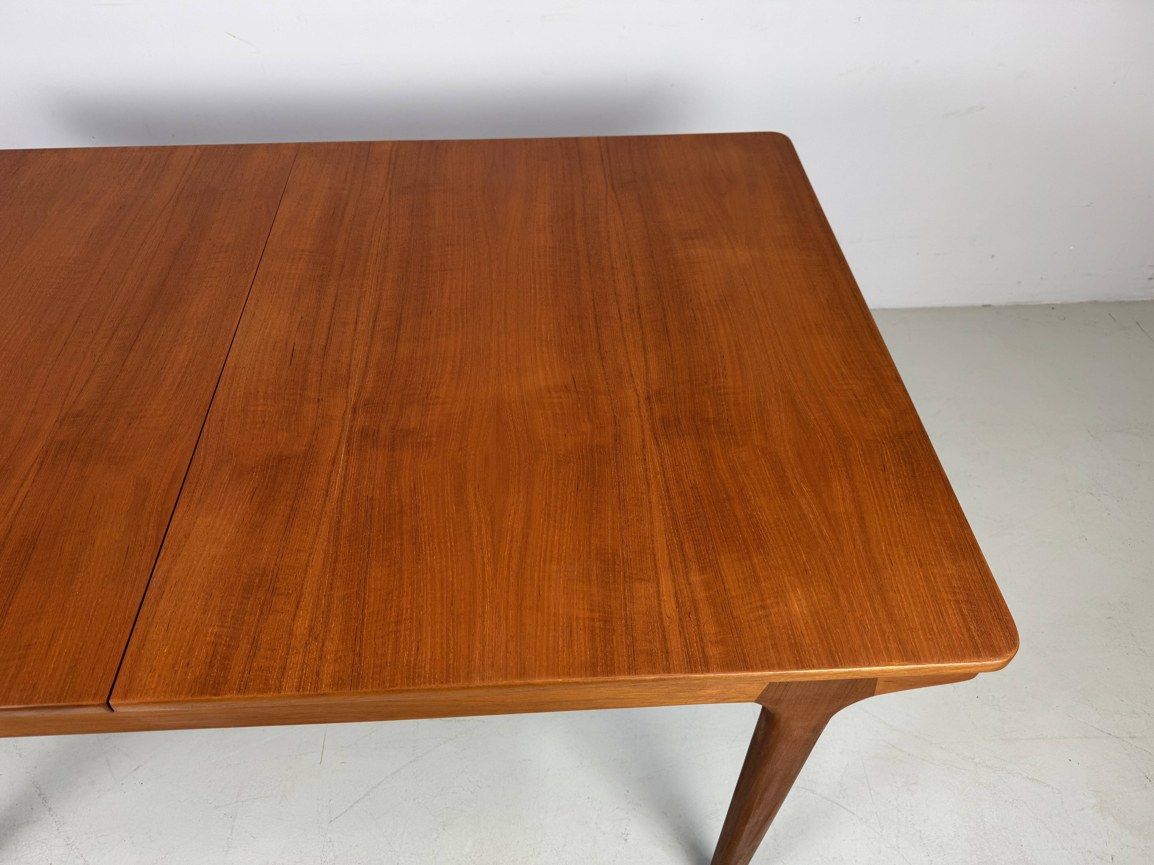 Table en teck McIntosh par T.Roberston des années 1960, extensible à 236 cm.