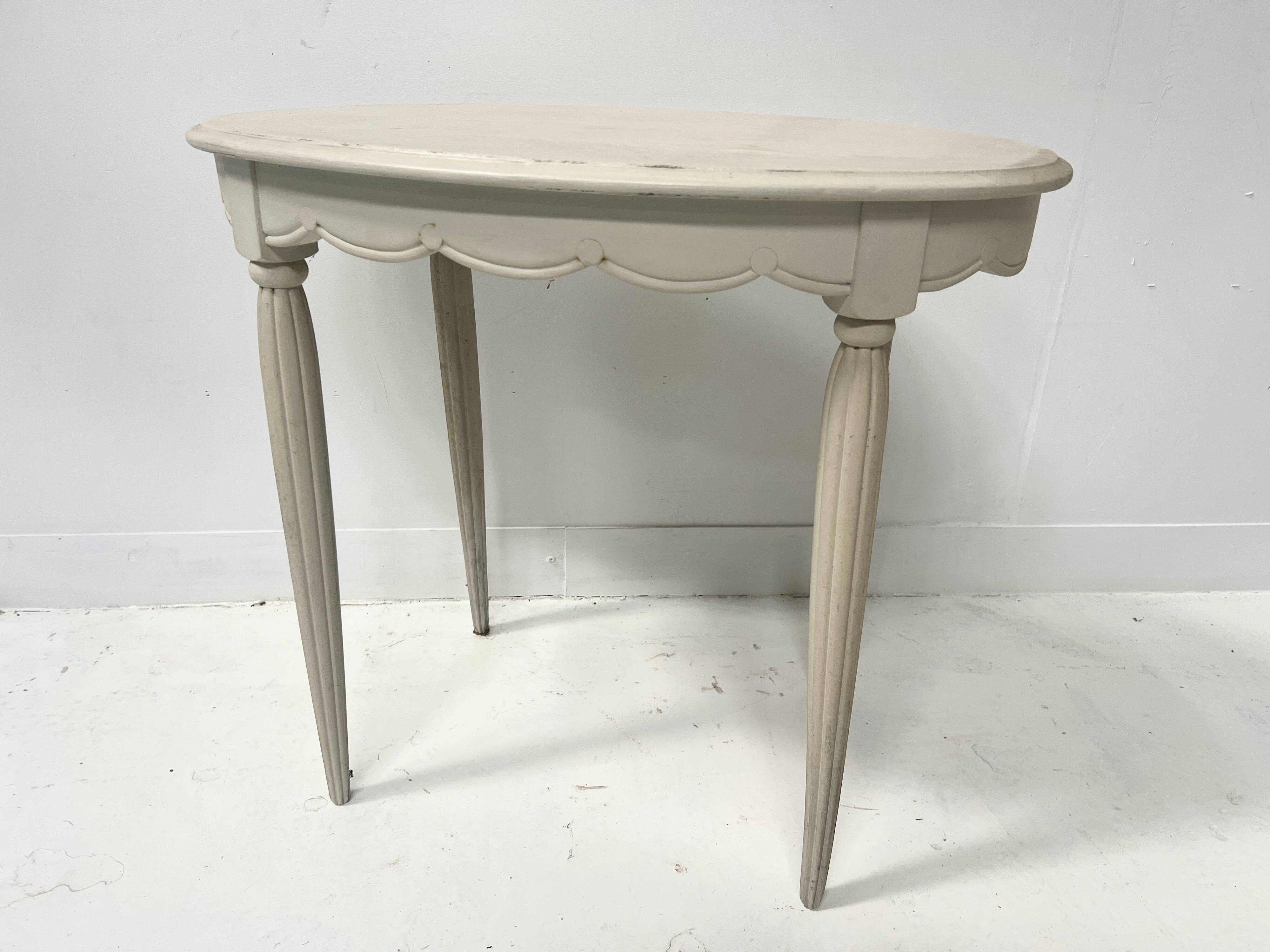 Art Deco style guéridon in patinated beech, 20th century.