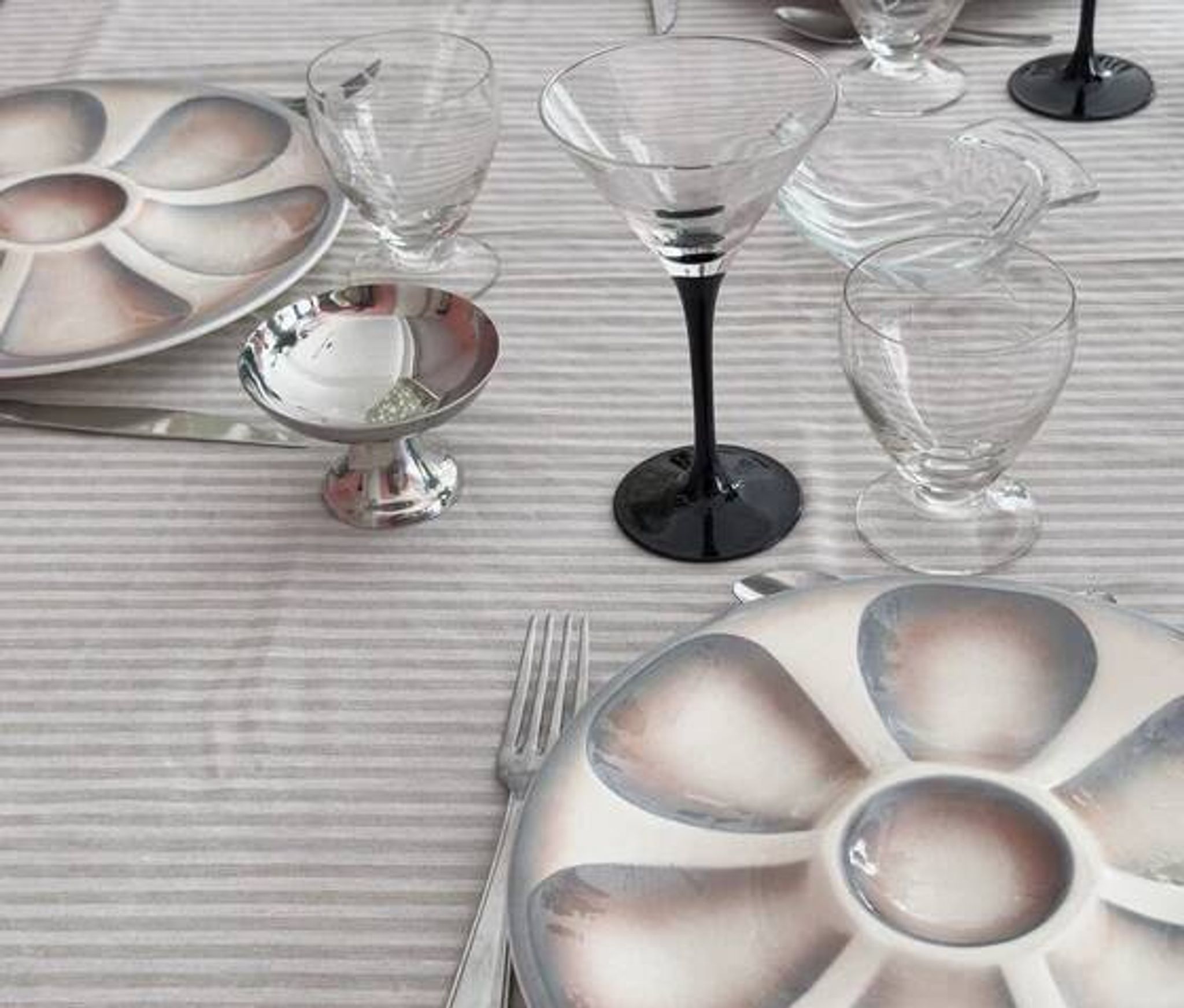 Set of 4 Luminarc wine glasses with black stem