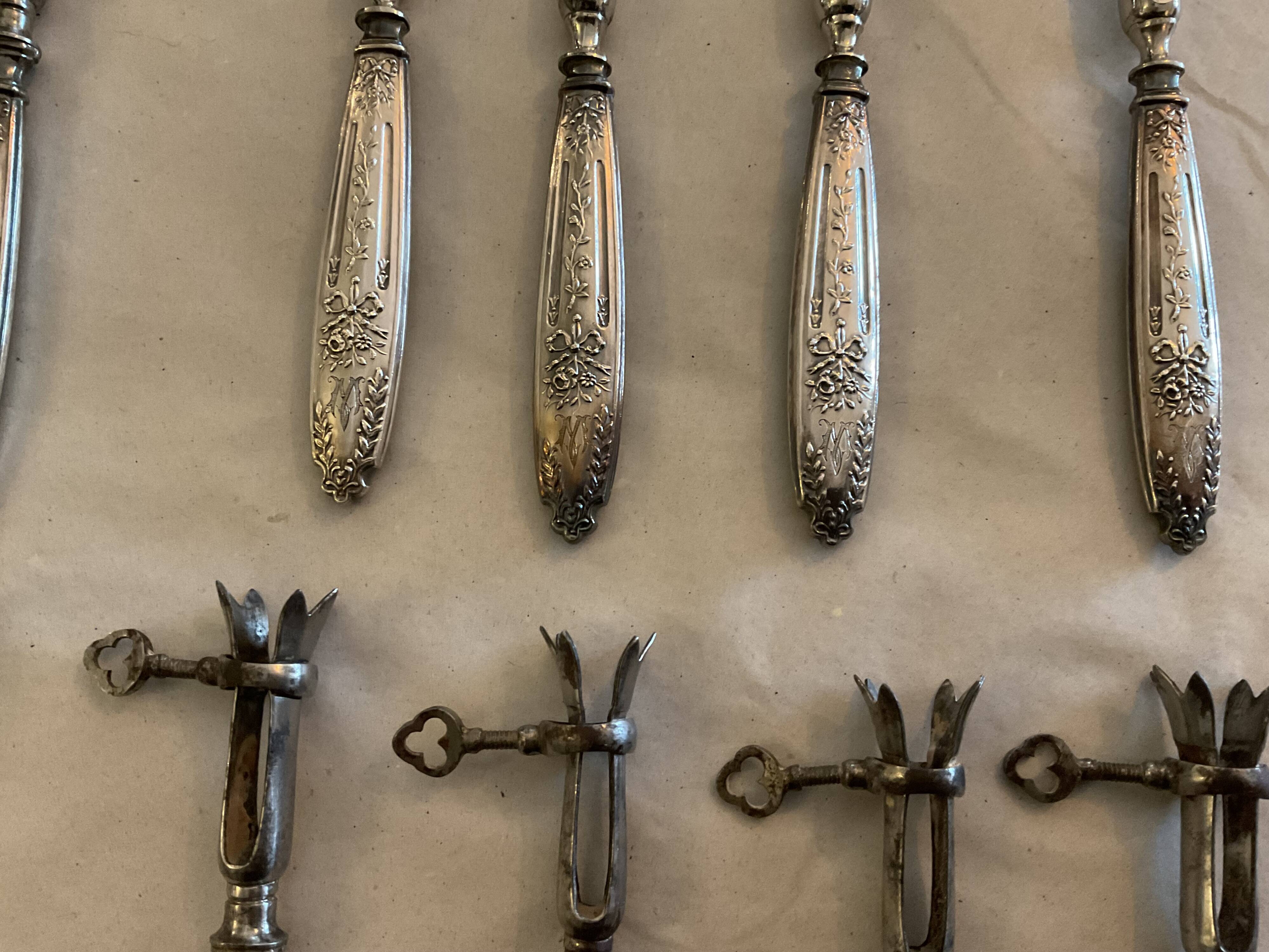 12 rib sleeves. Solid silver-filled handles. France