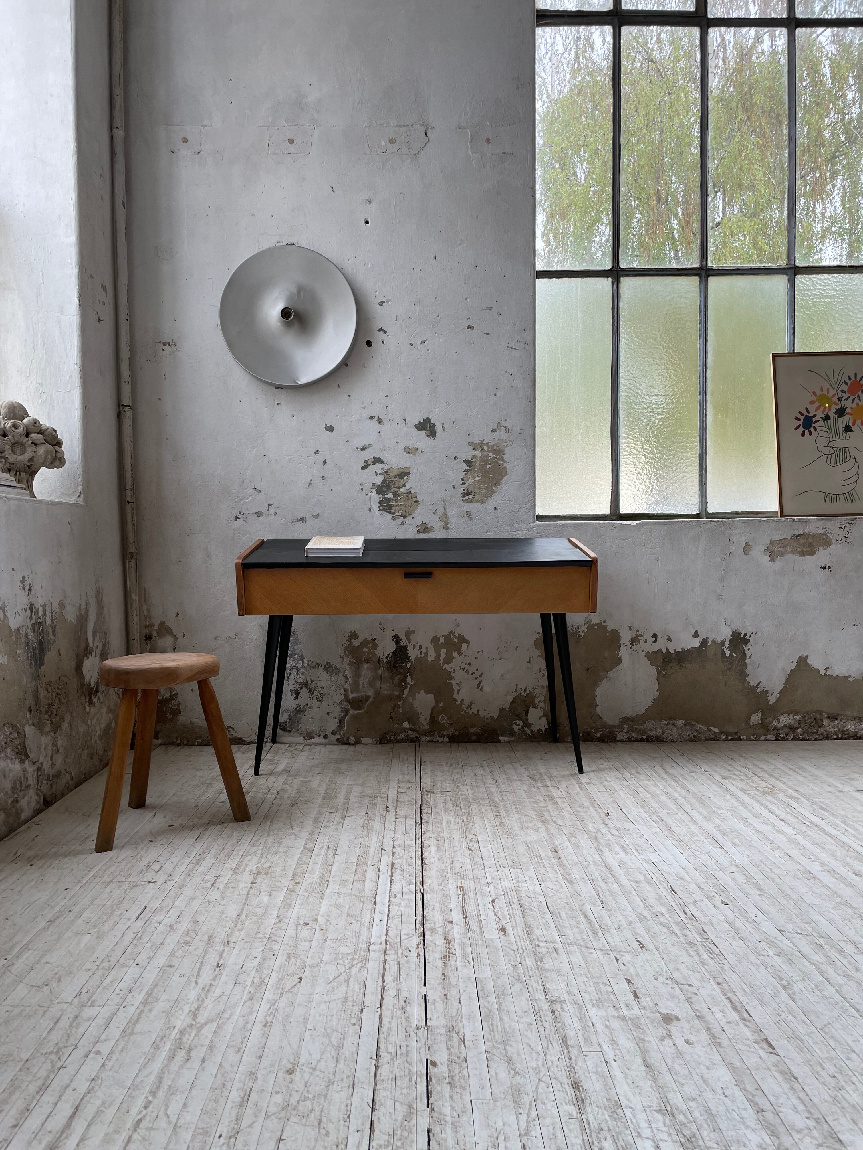 Console desktop feet compass 60s