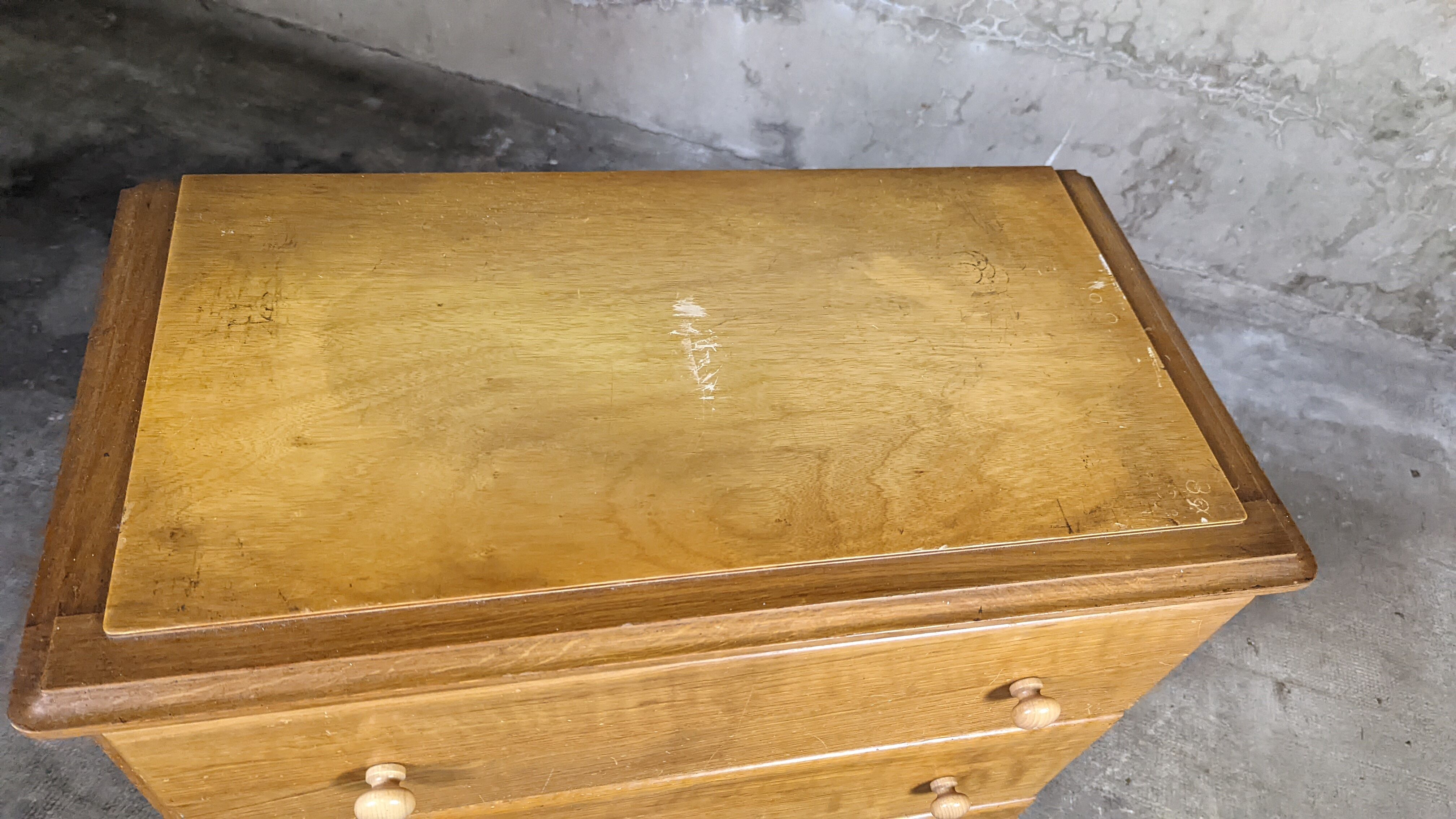 Scandinavian compass foot dresser