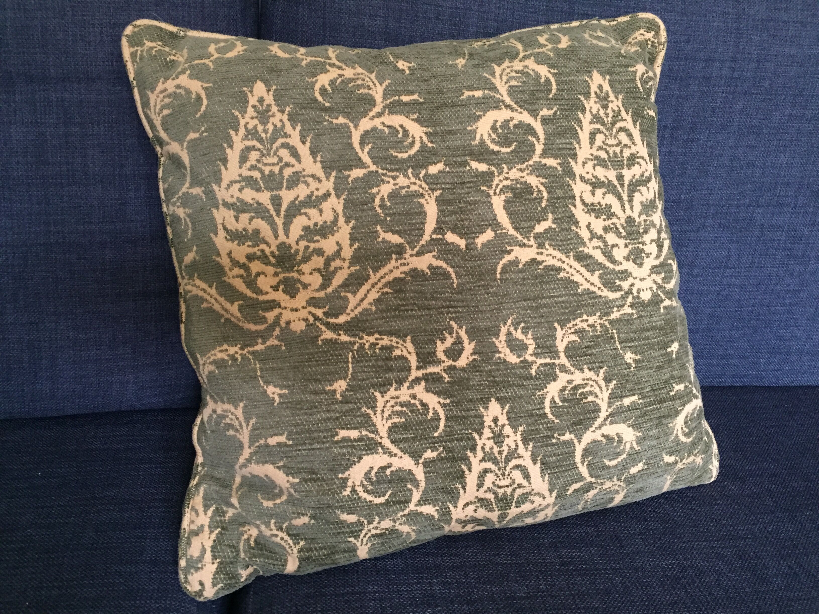 Decorative pillow case in velvet with ottoman turkish 16th century motifs