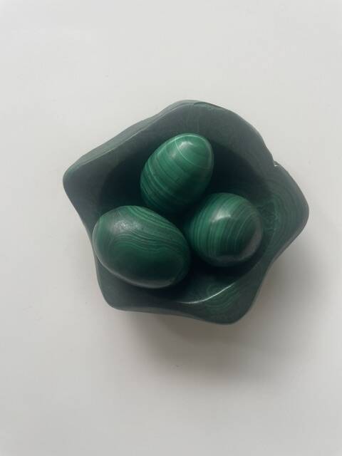 Ashtray / pocket tray in natural malachite, with its three eggs.