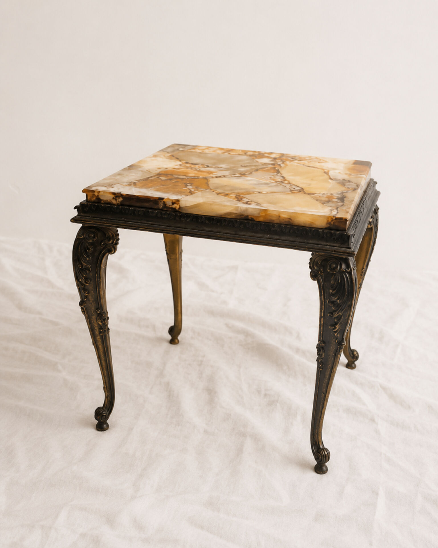 Table d’appoint vintage en marbre et finition bronze, style Louis XV