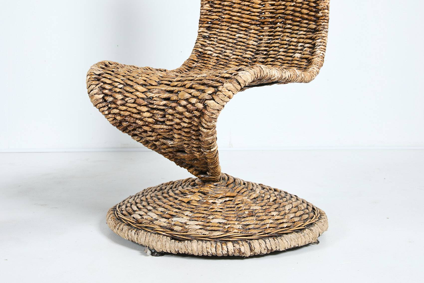 Paire de chaises sculpturales à dossier haut, années 1980, Italie