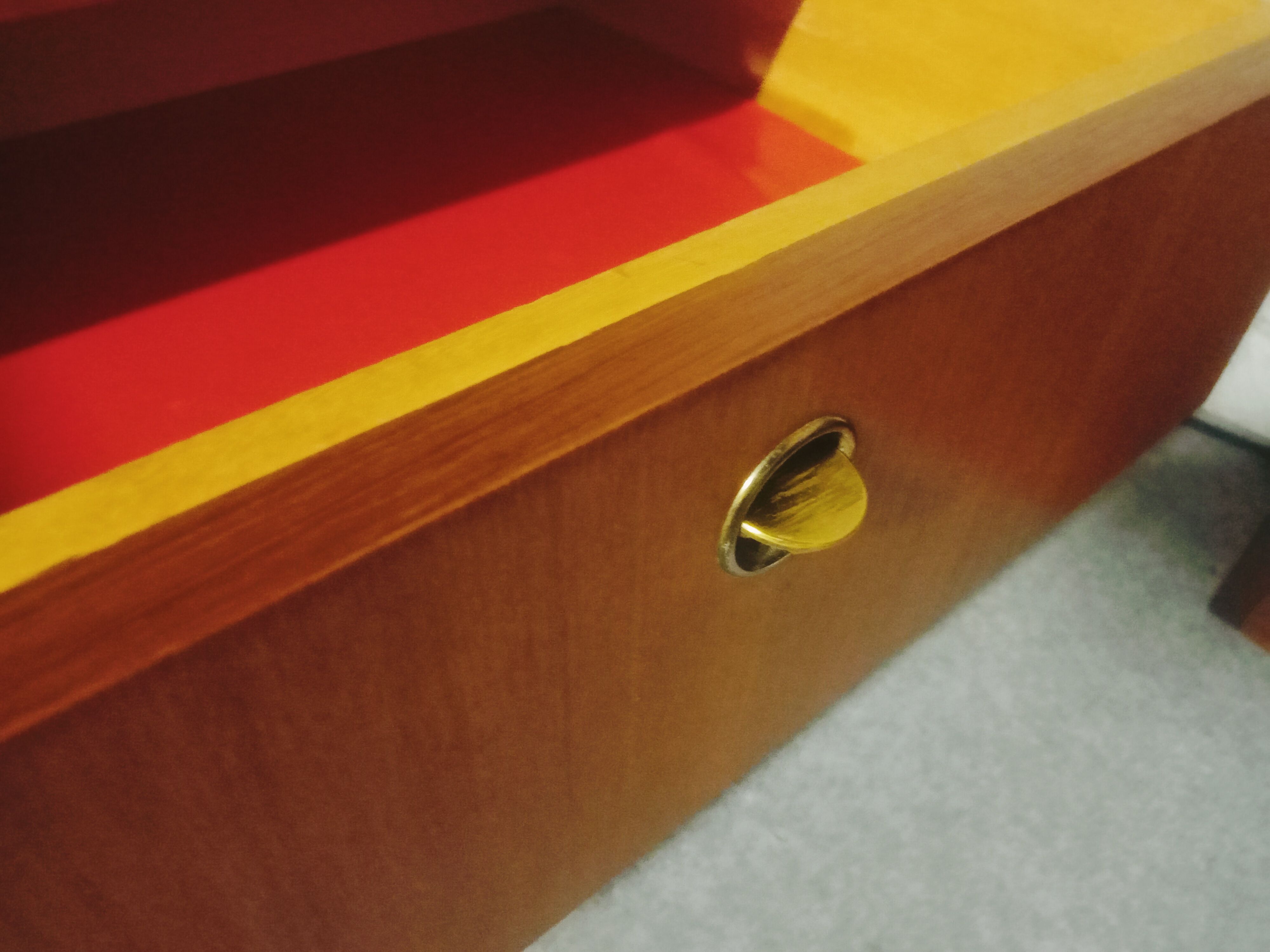 Modular wall shelf in Paolozzi teak