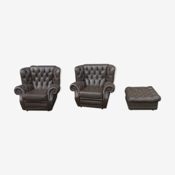 Paire de fauteuils Chesterfield avec repose pied