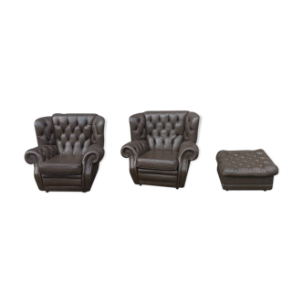 Paire de fauteuils Chesterfield avec repose pied